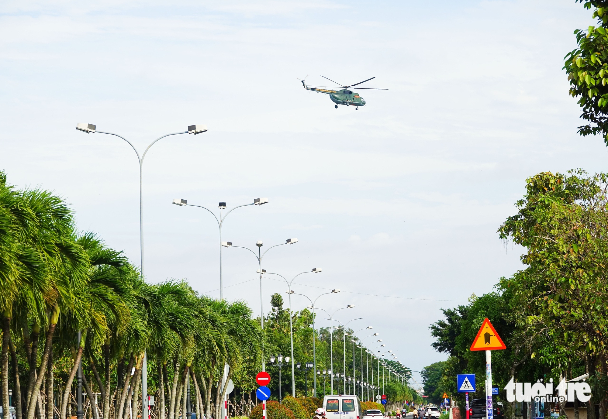 Vietnam Air Force conducts over-sea rescue training in Rach Gia - Ảnh 7.