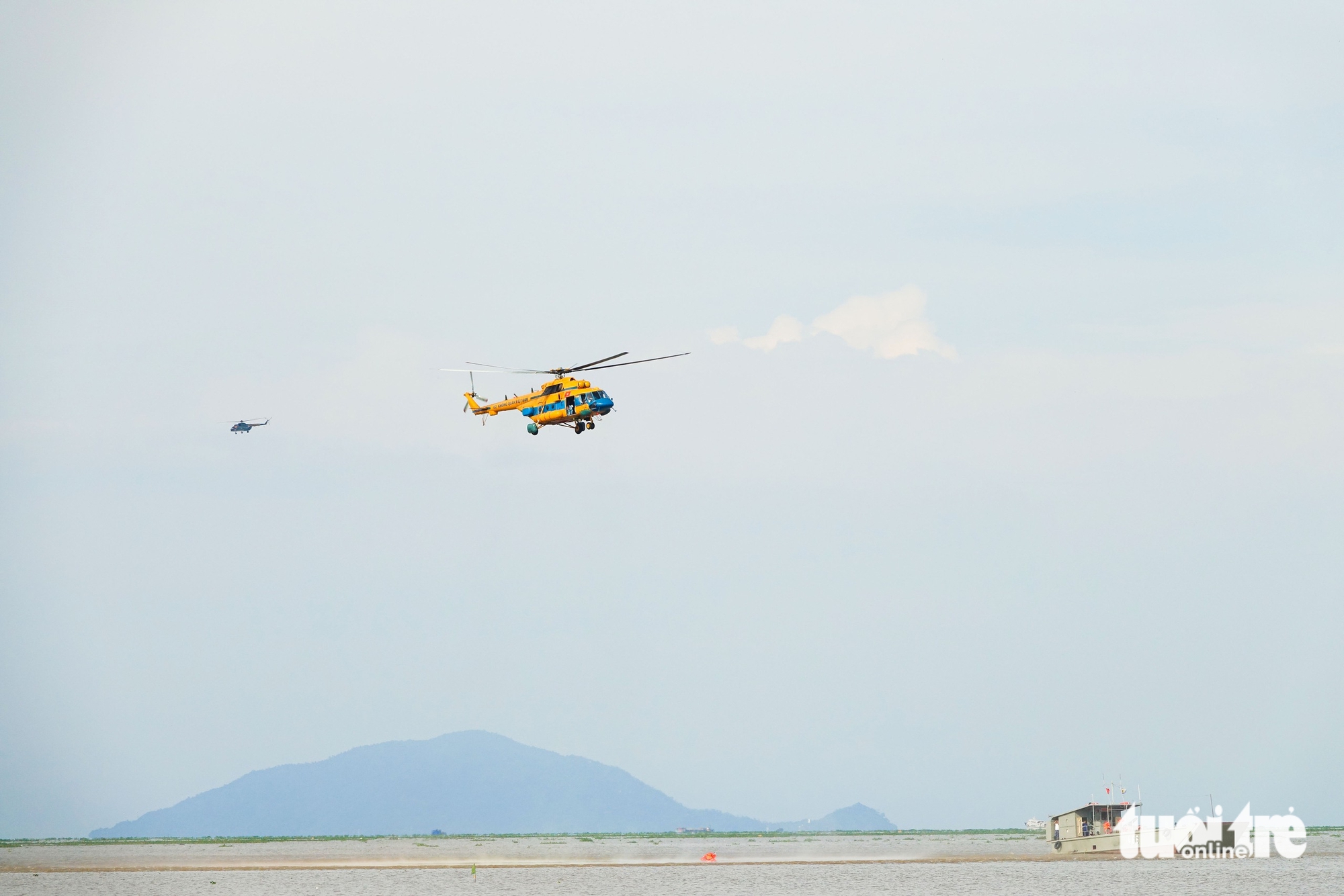 Vietnam Air Force conducts over-sea rescue training in Rach Gia - Ảnh 4.