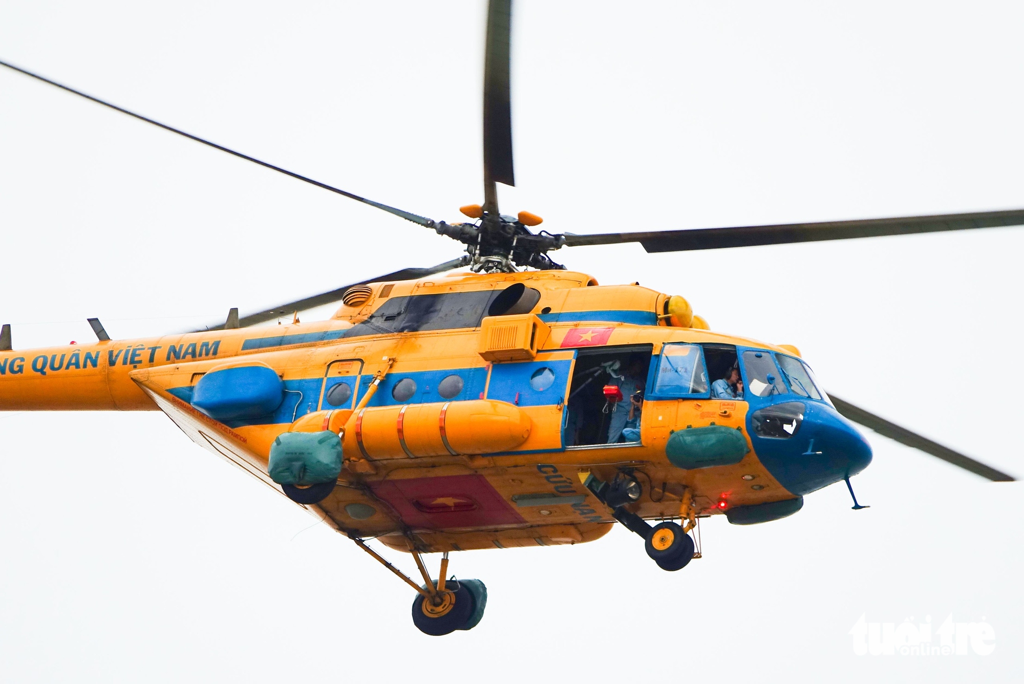 Vietnam Air Force conducts over-sea rescue training in Rach Gia - Ảnh 5.