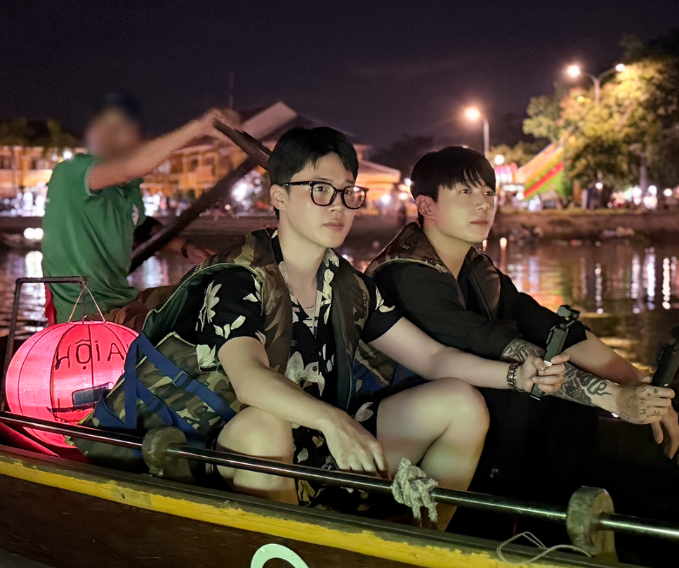 Jungkook, Jimin (BTS) nhá hàng ảnh du hí Đà Nẵng - Ảnh 1.