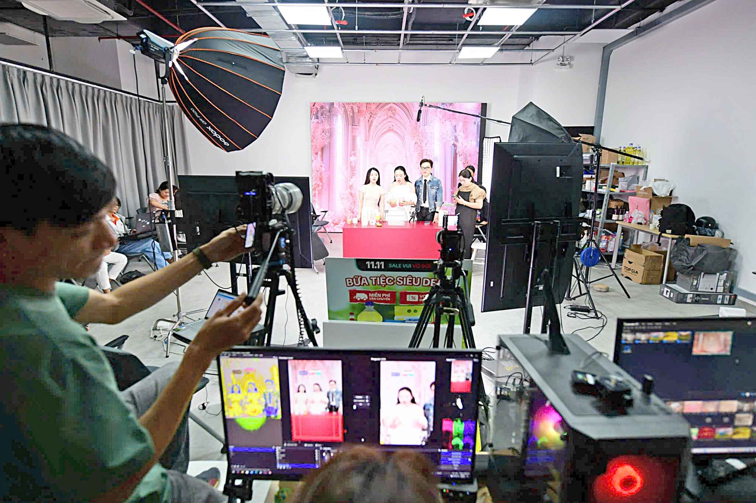 Người nổi tiếng kiếm tiền khủng từ... hàng giả - Ảnh 1. hàng giả - Ảnh 1.