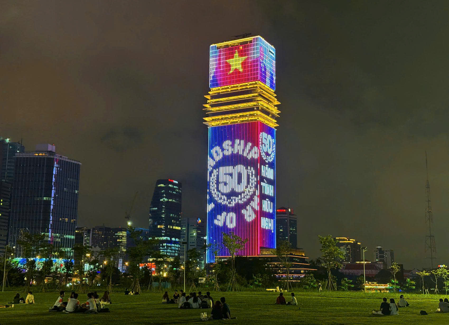 Tỏa sáng rực rỡ quốc kỳ trong tuần lễ hữu nghị Việt - Anh tại tòa tháp Saigon Marina IFC - Ảnh 4.