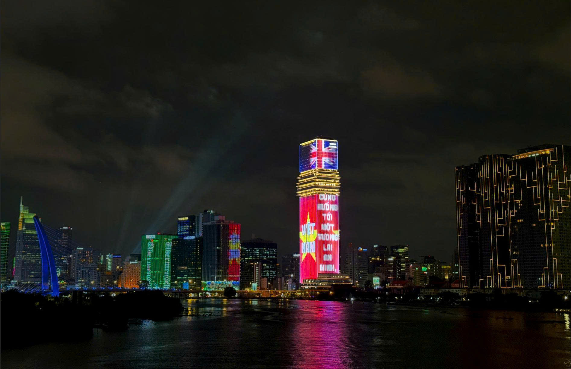 Tỏa sáng rực rỡ quốc kỳ trong tuần lễ hữu nghị Việt - Anh tại tòa tháp Saigon Marina IFC - Ảnh 1.