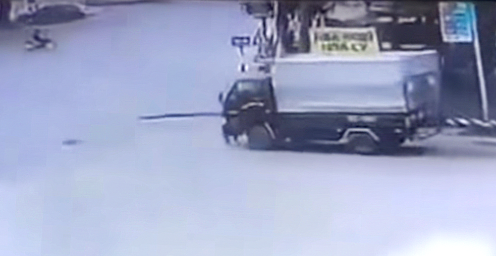 Con rể cũ lái ô tô tải đâm, chèn chết bố vợ cũ - Ảnh 1.