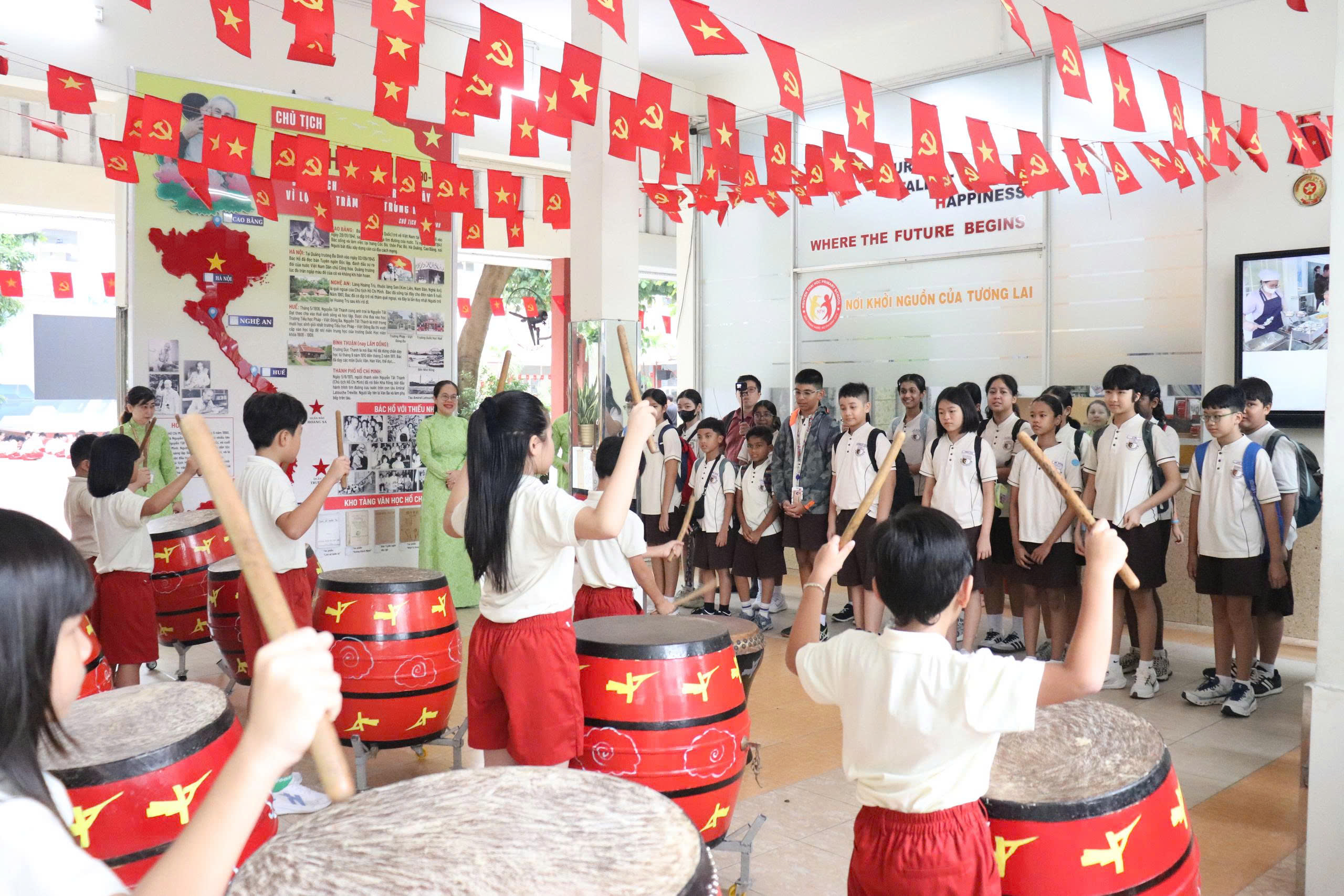 Trường tiểu học ở TP.HCM giao lưu quốc tế với các trường Singapore, Hàn Quốc- Ảnh 1.