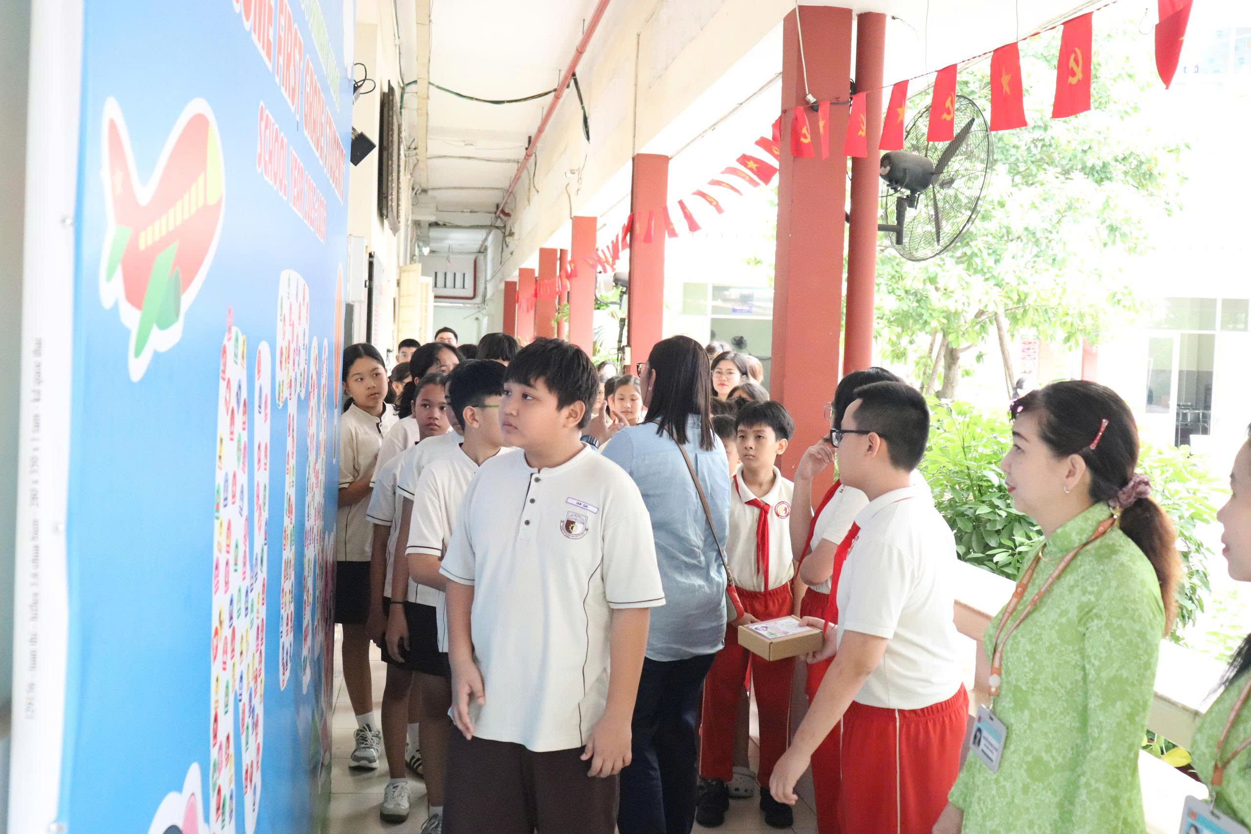 Trường tiểu học ở TP.HCM giao lưu quốc tế với các trường Singapore, Hàn Quốc - Ảnh 4.