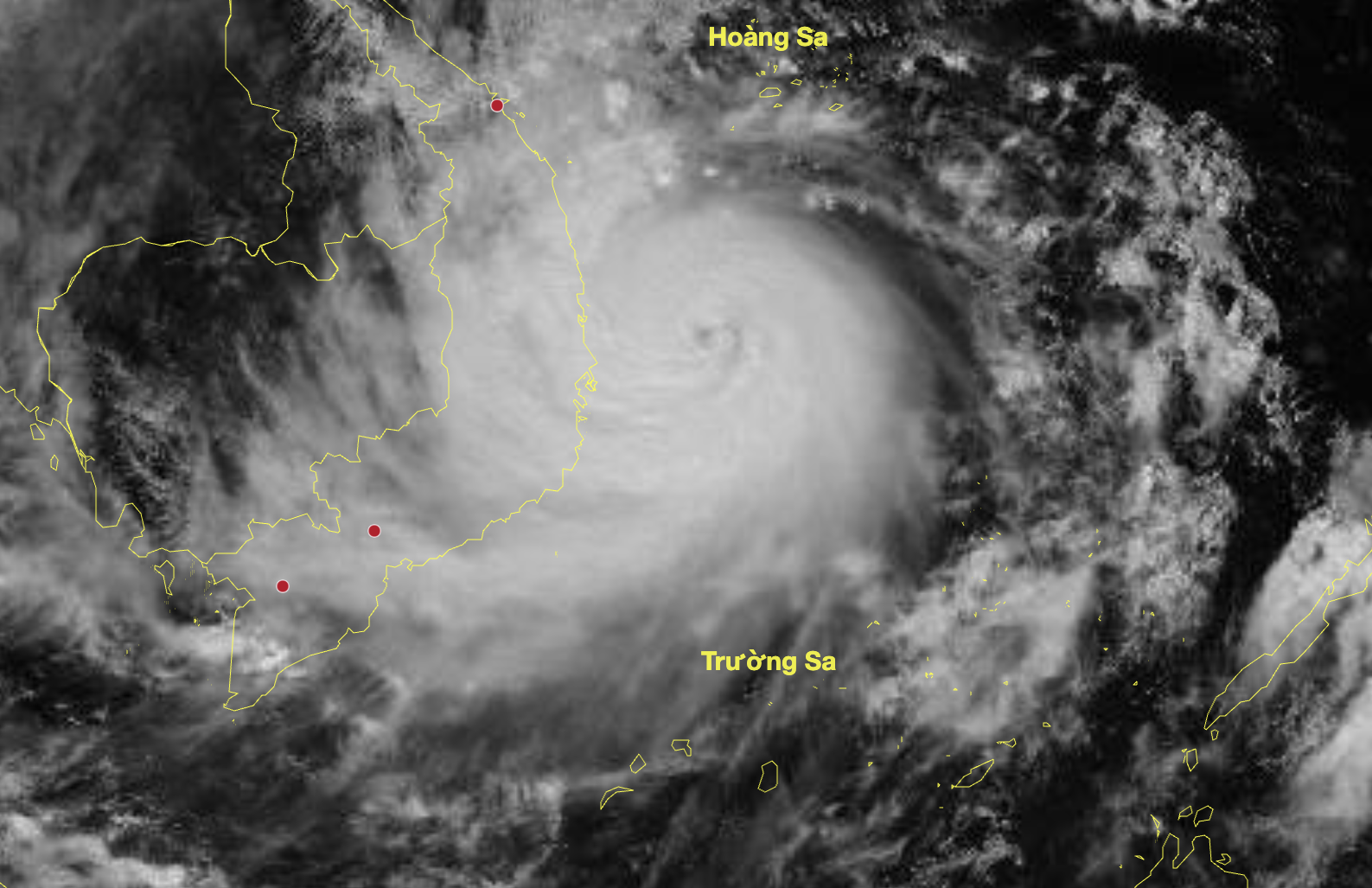Hoàn lưu bão Kalmaegi quét tới Nam Bộ, TP.HCM, trời tối dần, dự báo mưa to - Ảnh 1.