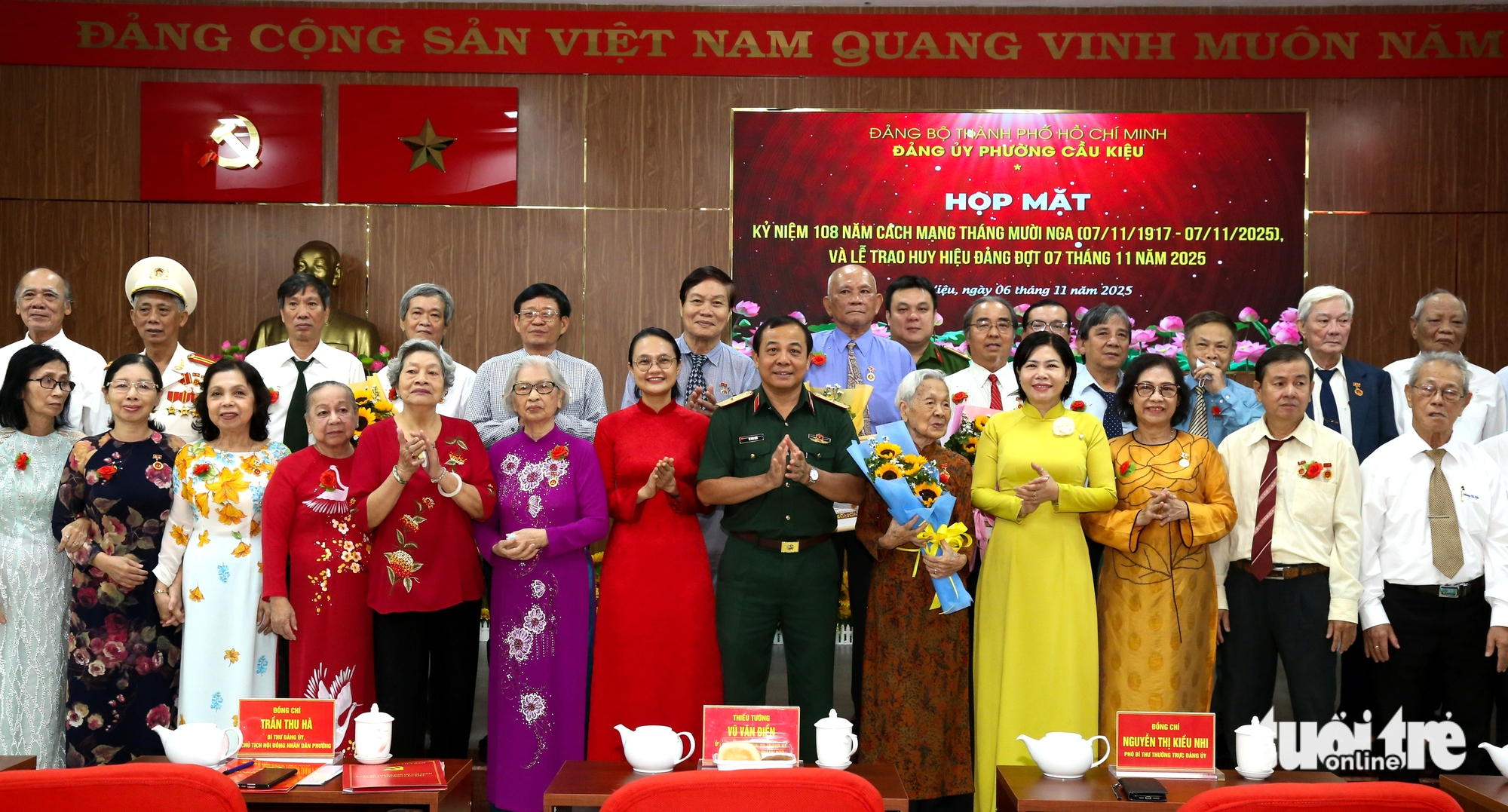 Phường Cầu Kiệu, TP.HCM trao Huy hiệu Đảng cho 30 đảng viên đợt 7-11 - Ảnh 1.