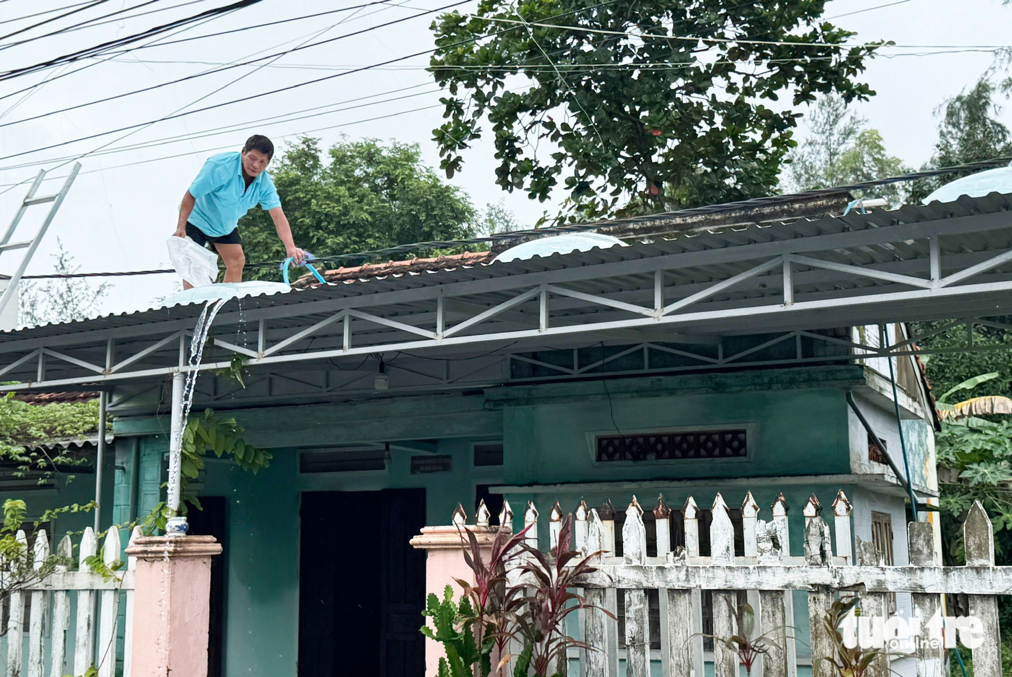 Chống bão Kalmaegi: Miền núi xuất hiện vết nứt dài, sơ tán dân khẩn cấp, vùng biển chằng nhà cửa - Ảnh 6.
