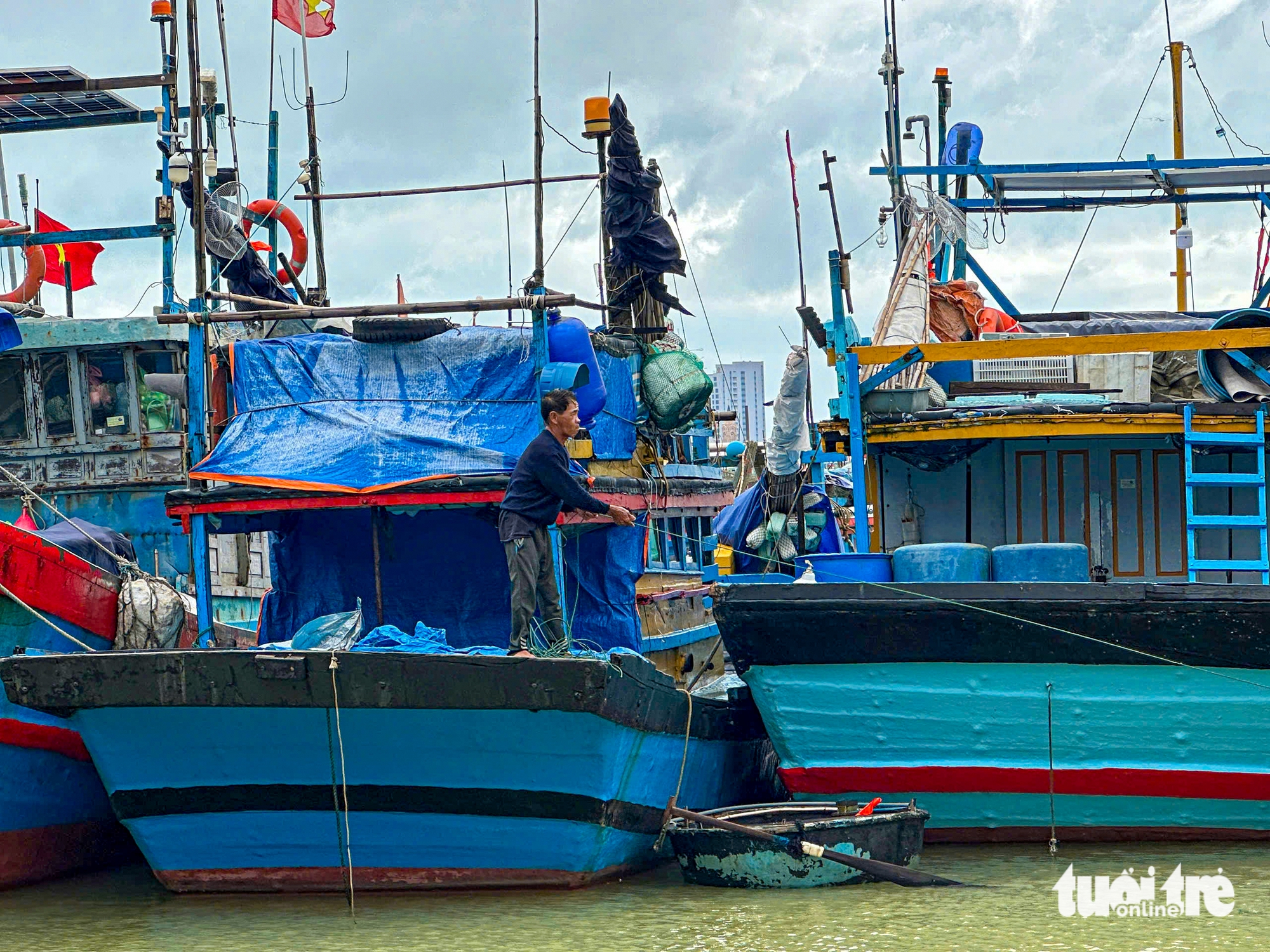 Bộ đội cùng ngư dân Đà Nẵng khẩn trương ứng phó bão số 13 - Ảnh 2.