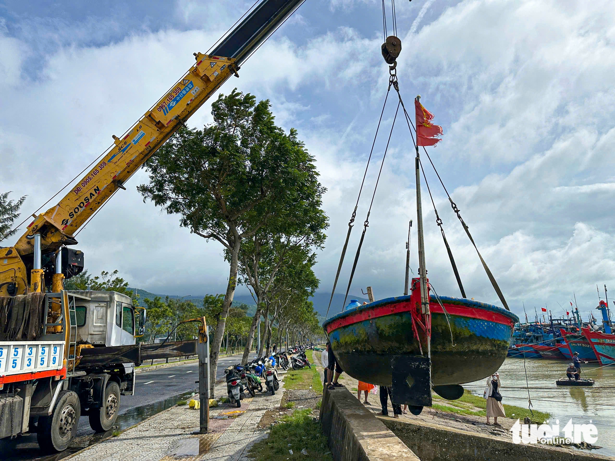 Bộ đội cùng ngư dân Đà Nẵng khẩn trương ứng phó bão số 13 - Ảnh 7.