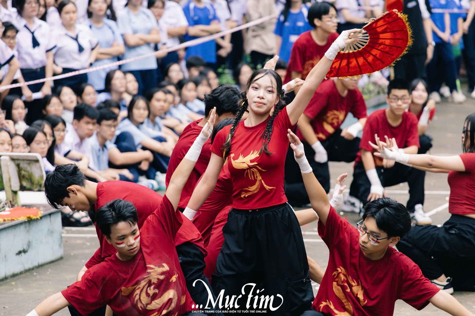 Trường THPT Nguyễn Hữu Huân bùng nổ với hội thi flashmob giờ ra chơi- Ảnh 1. Trường THPT Nguyễn Hữu Huân bùng nổ với hội thi flashmob giờ ra chơi- Ảnh 1.