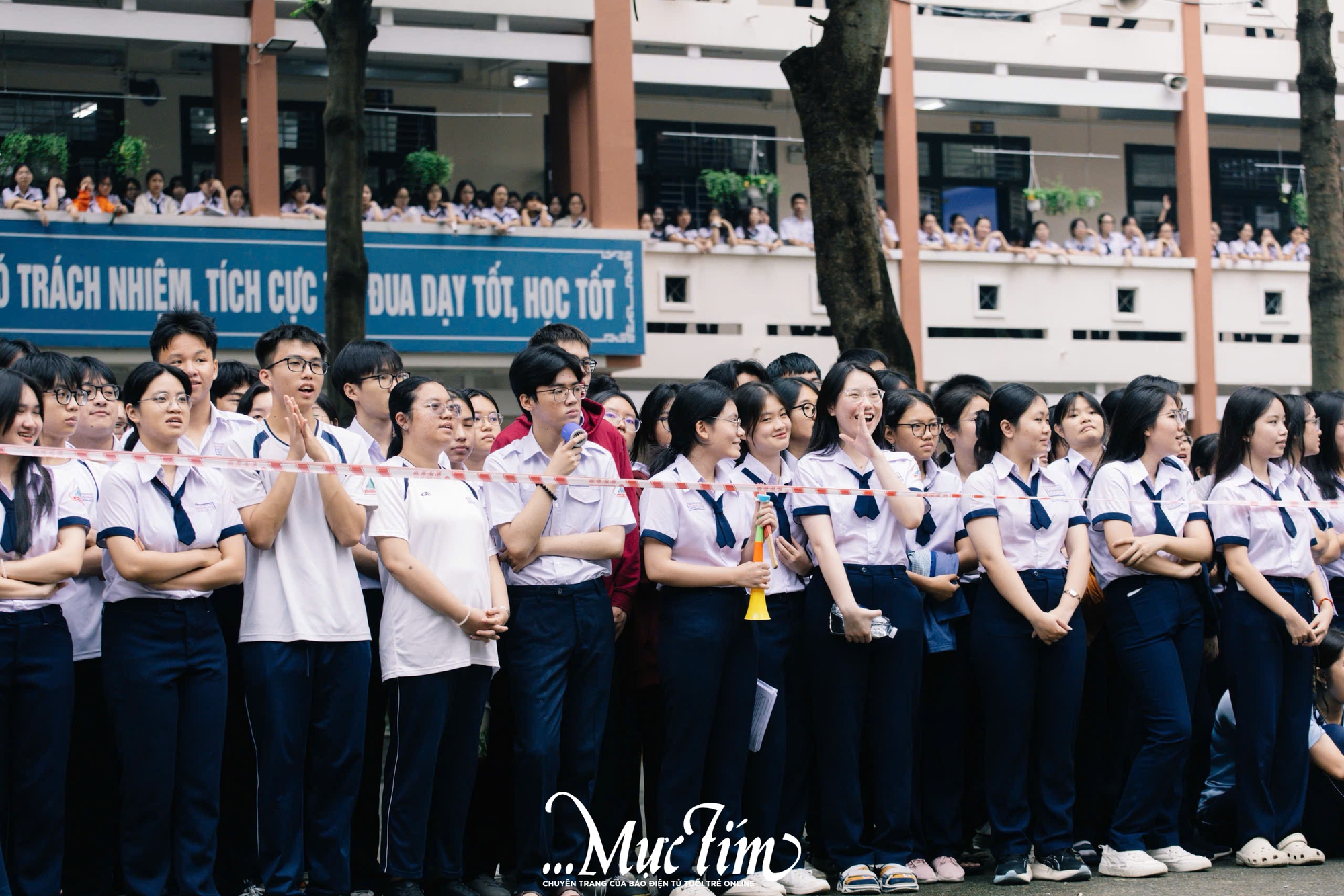 Trường THPT Nguyễn Hữu Huân bùng nổ với hội thi flashmob giờ ra chơi- Ảnh 3. Trường THPT Nguyễn Hữu Huân bùng nổ với hội thi flashmob giờ ra chơi- Ảnh 3.