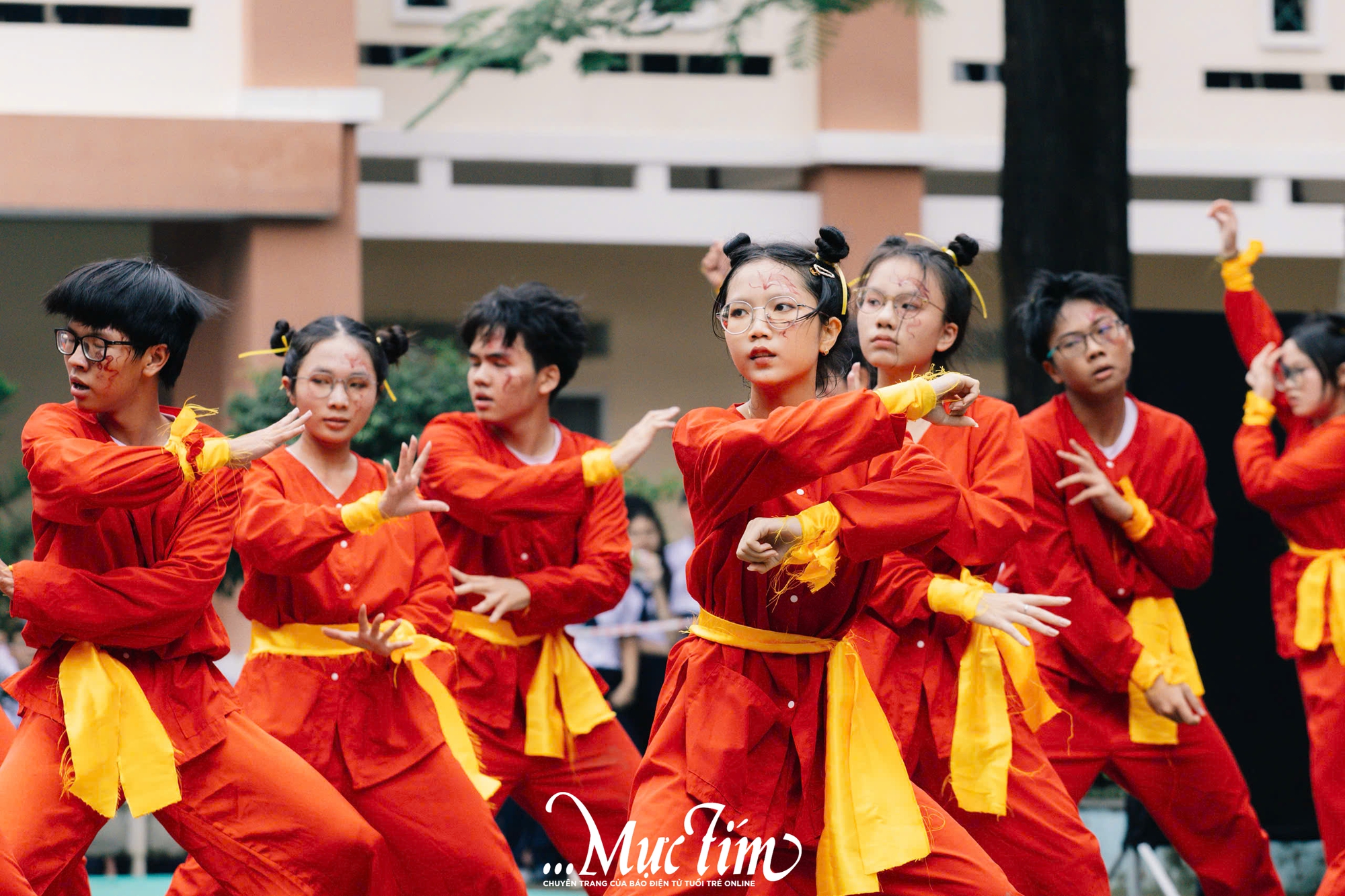 Trường THPT Nguyễn Hữu Huân bùng nổ với hội thi flashmob giờ ra chơi- Ảnh 12. Trường THPT Nguyễn Hữu Huân bùng nổ với hội thi flashmob giờ ra chơi- Ảnh 12.