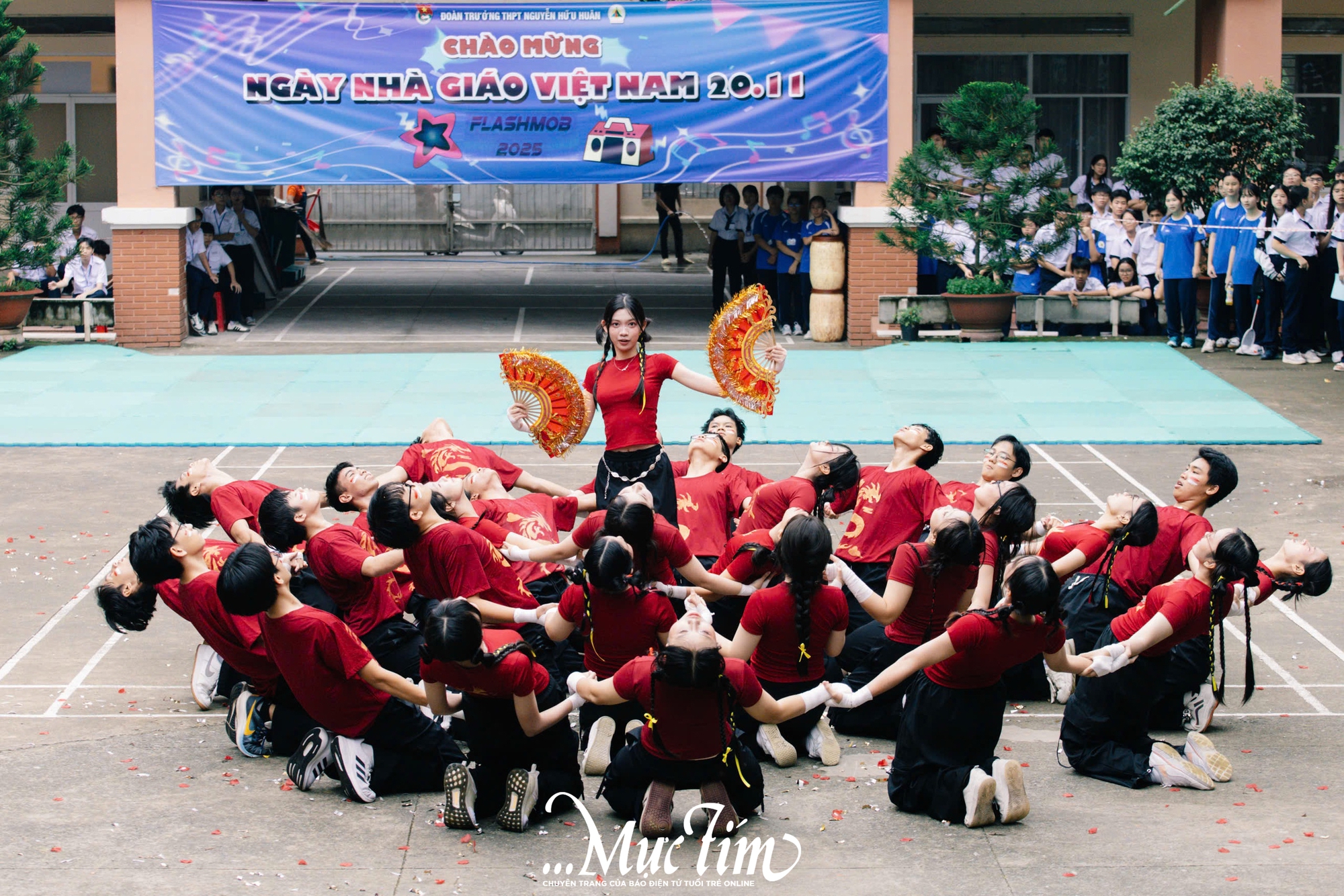 Trường THPT Nguyễn Hữu Huân bùng nổ với hội thi flashmob giờ ra chơi- Ảnh 13. Trường THPT Nguyễn Hữu Huân bùng nổ với hội thi flashmob giờ ra chơi- Ảnh 13.