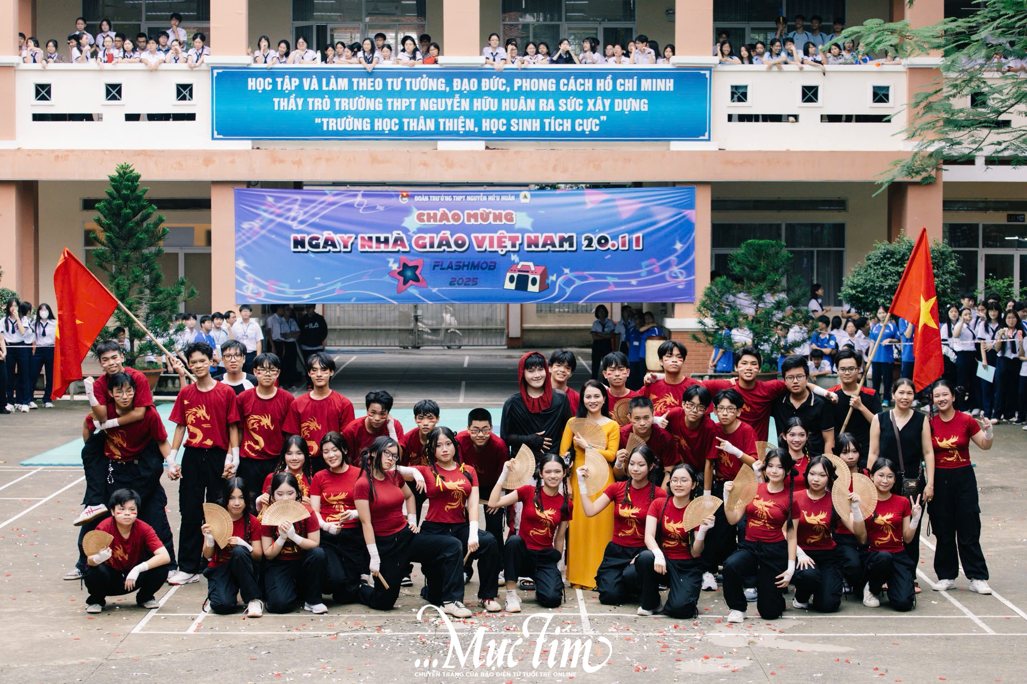 Trường THPT Nguyễn Hữu Huân bùng nổ với hội thi flashmob giờ ra chơi- Ảnh 15. Trường THPT Nguyễn Hữu Huân bùng nổ với hội thi flashmob giờ ra chơi- Ảnh 15.