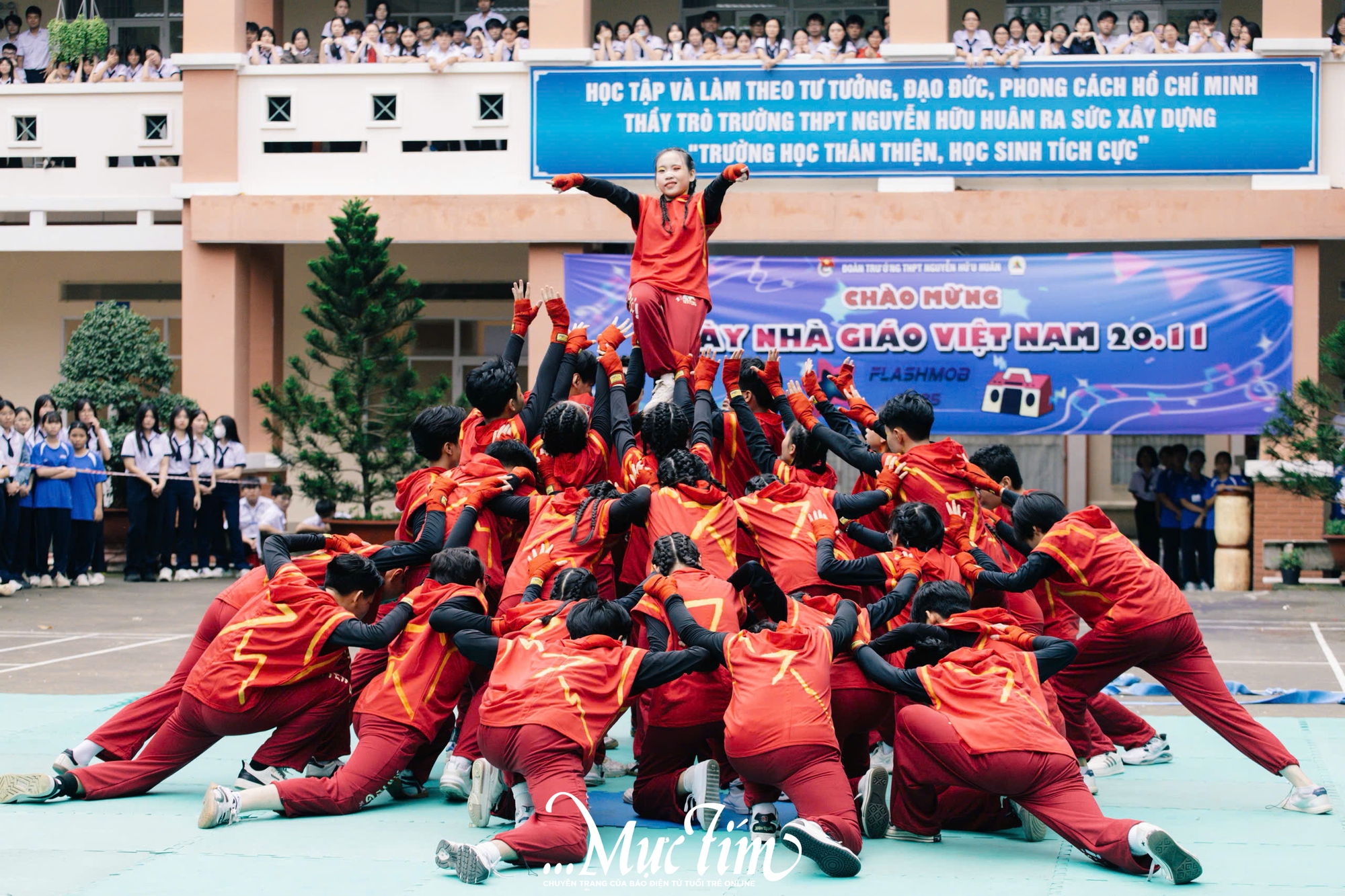 Trường THPT Nguyễn Hữu Huân bùng nổ với hội thi flashmob giờ ra chơi- Ảnh 16. Trường THPT Nguyễn Hữu Huân bùng nổ với hội thi flashmob giờ ra chơi- Ảnh 16.