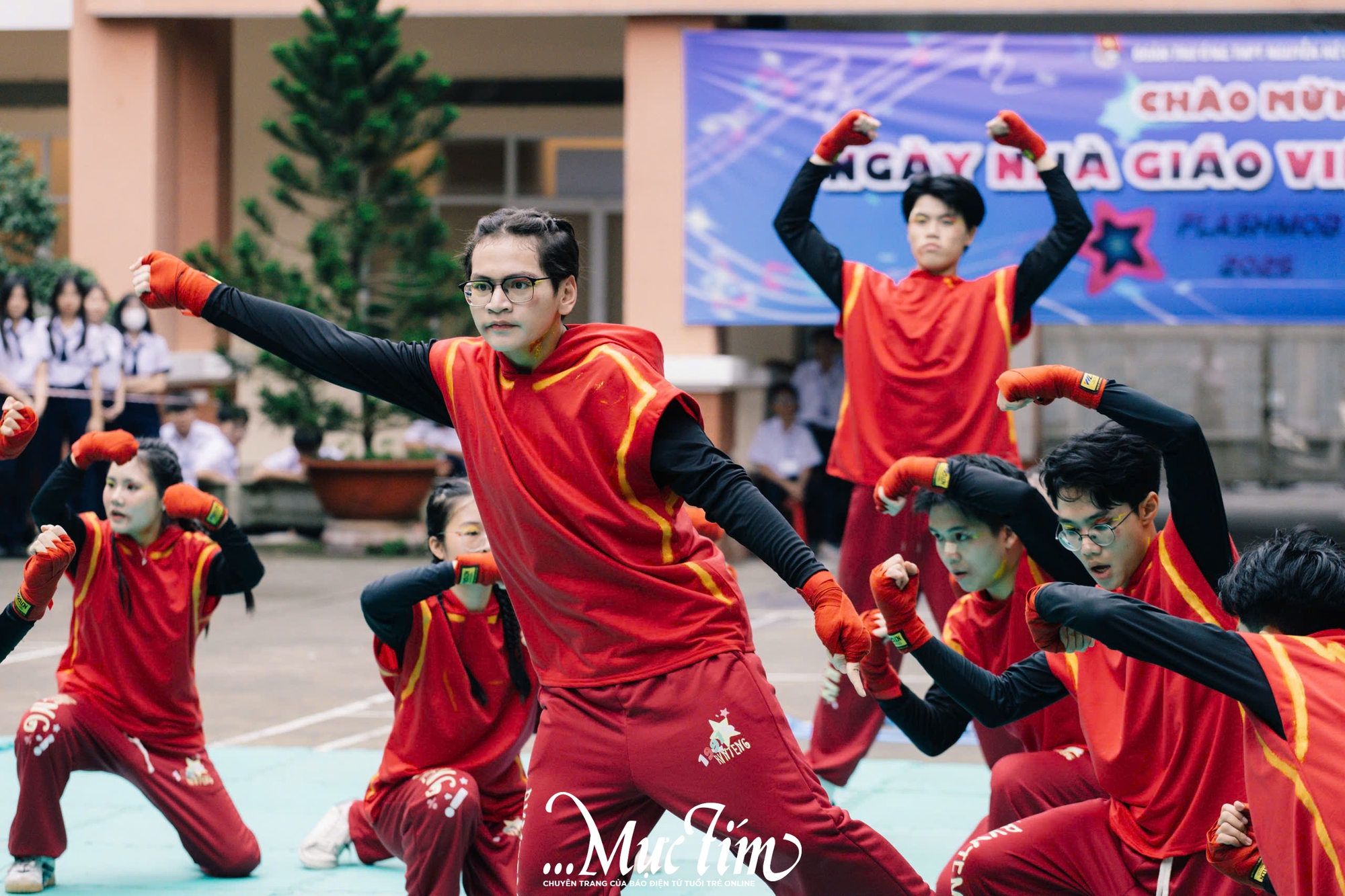 Trường THPT Nguyễn Hữu Huân bùng nổ với hội thi flashmob giờ ra chơi- Ảnh 17. Trường THPT Nguyễn Hữu Huân bùng nổ với hội thi flashmob giờ ra chơi- Ảnh 17.