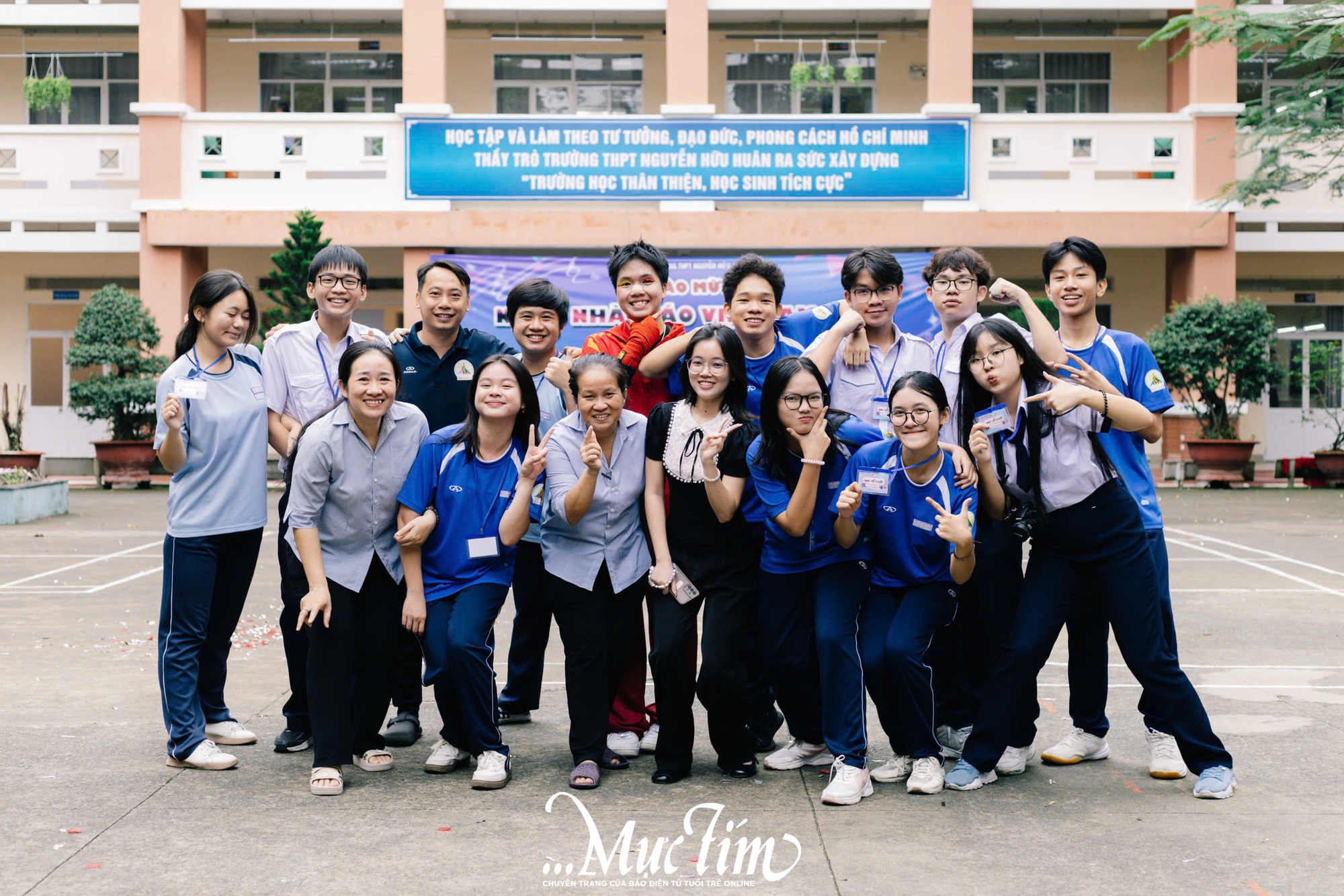 Trường THPT Nguyễn Hữu Huân bùng nổ với hội thi flashmob giờ ra chơi- Ảnh 23. Trường THPT Nguyễn Hữu Huân bùng nổ với hội thi flashmob giờ ra chơi- Ảnh 23.