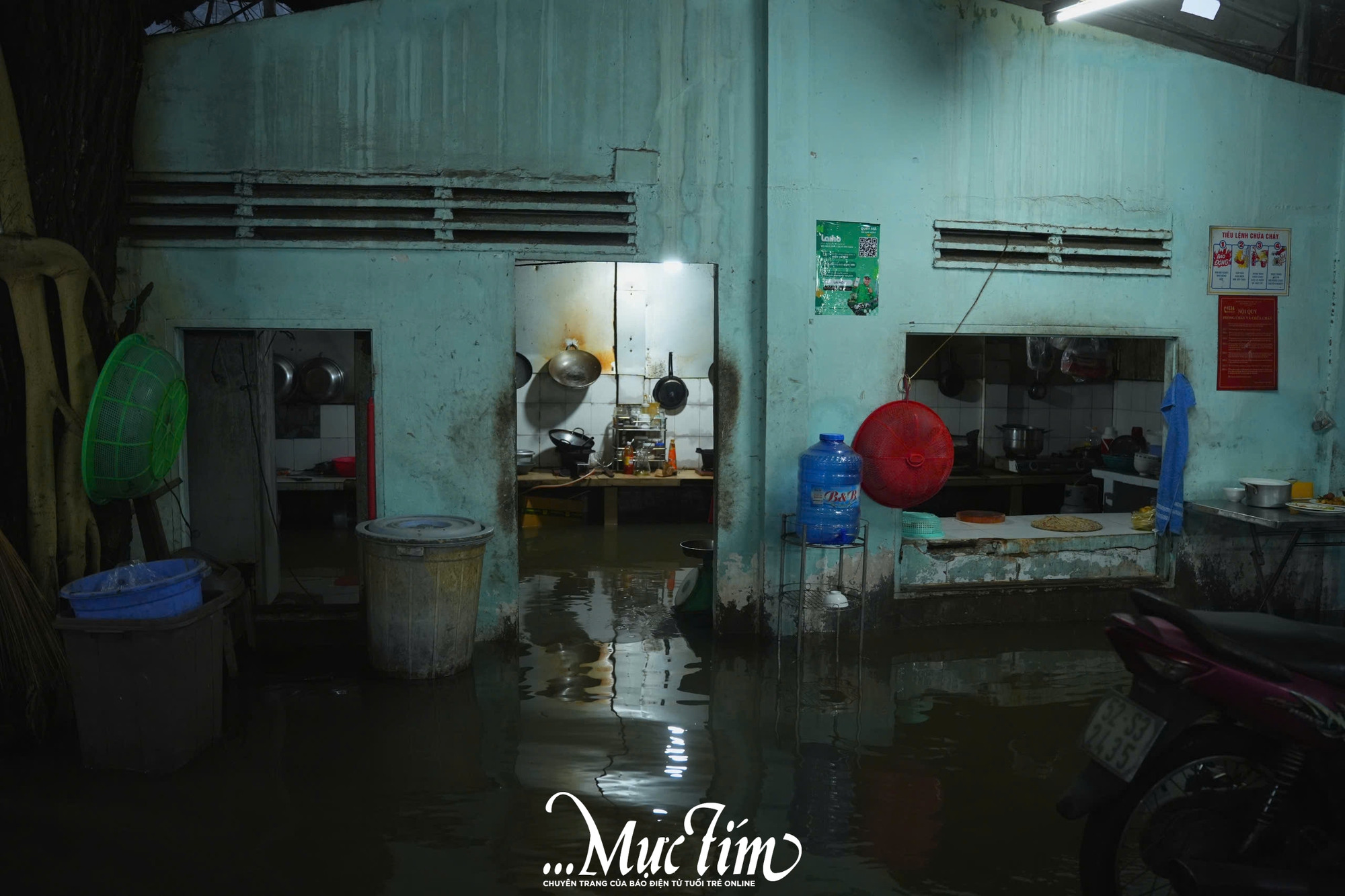 Chiều tối 6-11, nhiều khu vực ở TP.HCM ngập nặng do triều cường - Ảnh 1. Chiều tối 6-11, nhiều khu vực ở TP.HCM ngập nặng do triều cường - Ảnh 1.