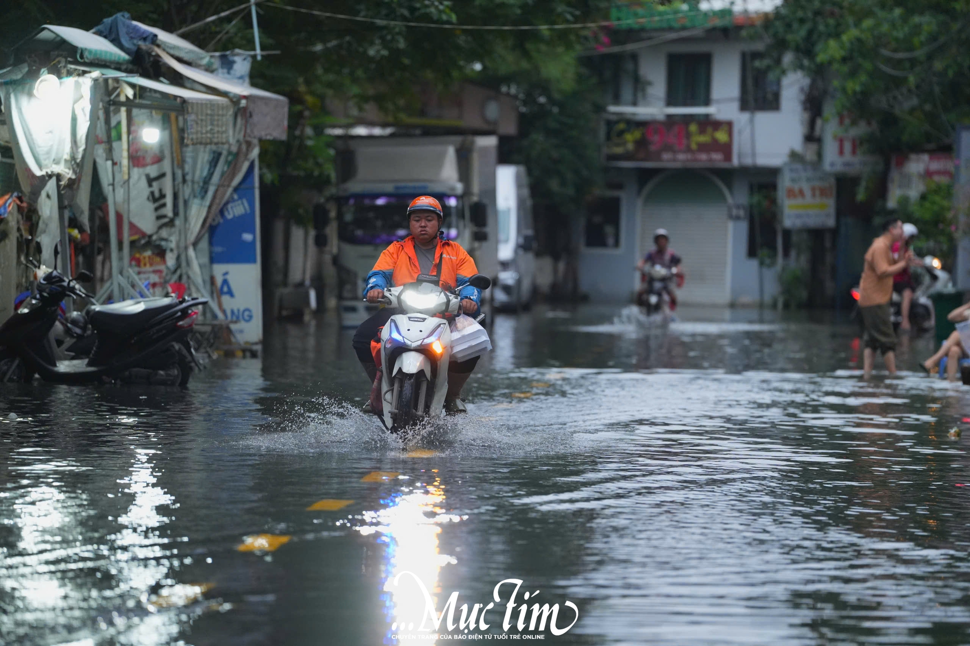 Chiều tối 6-11, nhiều khu vực ở TP.HCM ngập nặng do triều cường - Ảnh 2. Chiều tối 6-11, nhiều khu vực ở TP.HCM ngập nặng do triều cường - Ảnh 2.