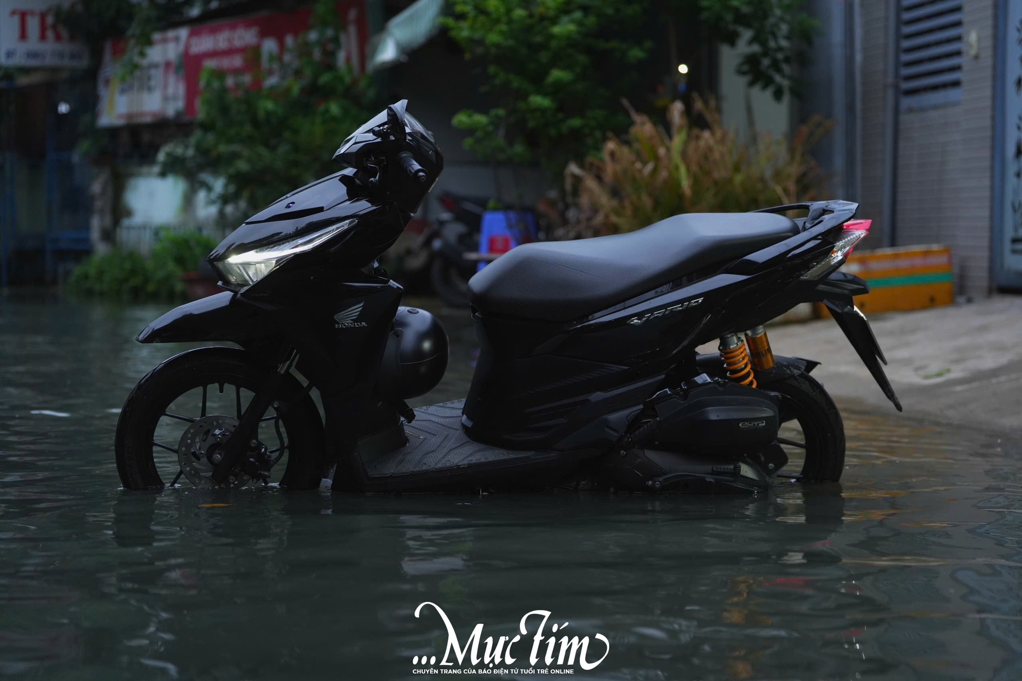 Chiều tối 6-11, nhiều khu vực ở TP.HCM ngập nặng do triều cường - Ảnh 3. Chiều tối 6-11, nhiều khu vực ở TP.HCM ngập nặng do triều cường - Ảnh 3.