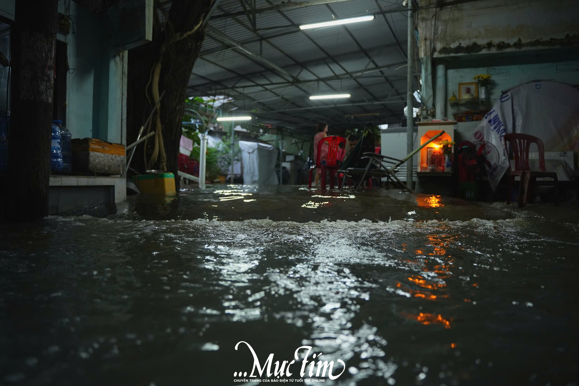 Chiều tối 6-11, nhiều khu vực ở TP.HCM ngập nặng do triều cường - Ảnh 4. Chiều tối 6-11, nhiều khu vực ở TP.HCM ngập nặng do triều cường - Ảnh 4.