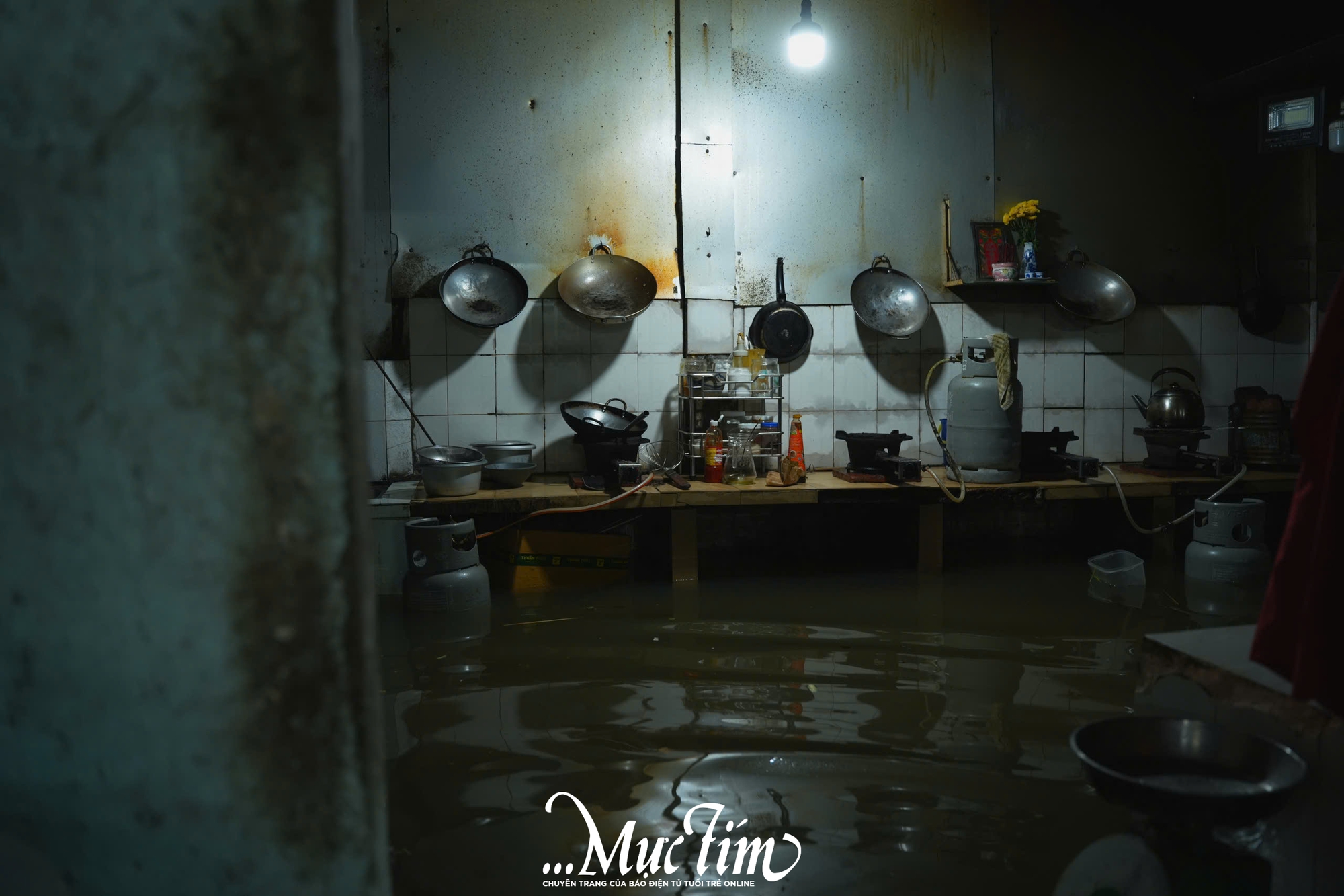 Chiều tối 6-11, nhiều khu vực ở TP.HCM ngập nặng do triều cường - Ảnh 5. Chiều tối 6-11, nhiều khu vực ở TP.HCM ngập nặng do triều cường - Ảnh 5.