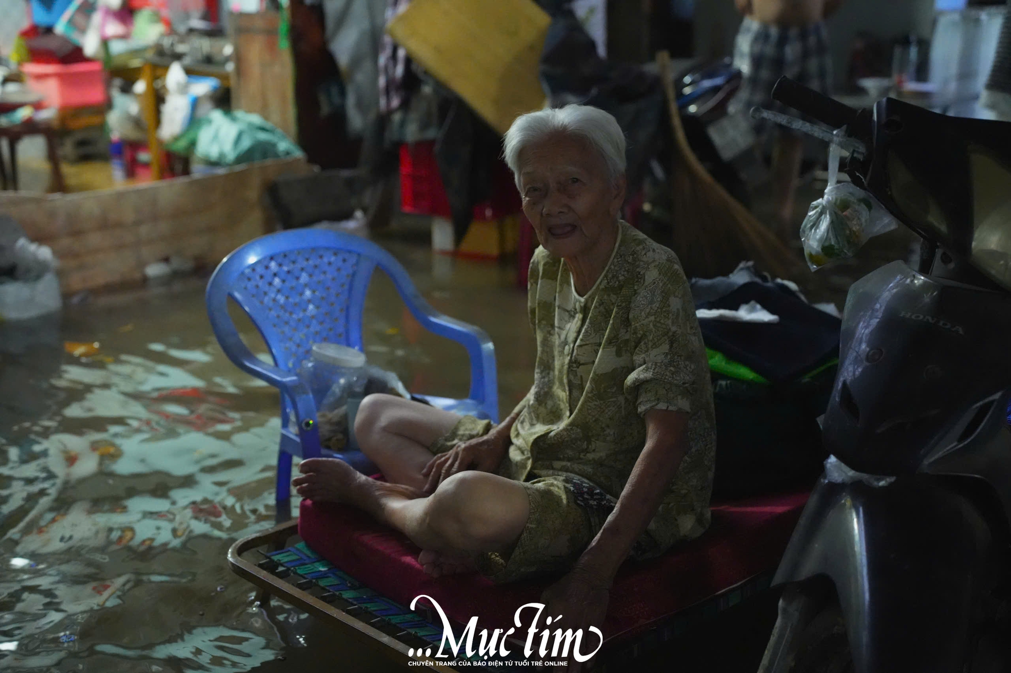 Chiều tối 6-11, nhiều khu vực ở TP.HCM ngập nặng do triều cường - Ảnh 6. Chiều tối 6-11, nhiều khu vực ở TP.HCM ngập nặng do triều cường - Ảnh 6.