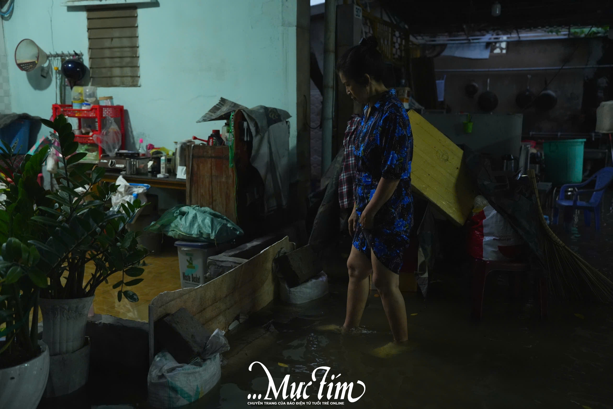 Chiều tối 6-11, nhiều khu vực ở TP.HCM ngập nặng do triều cường - Ảnh 7. Chiều tối 6-11, nhiều khu vực ở TP.HCM ngập nặng do triều cường - Ảnh 7.