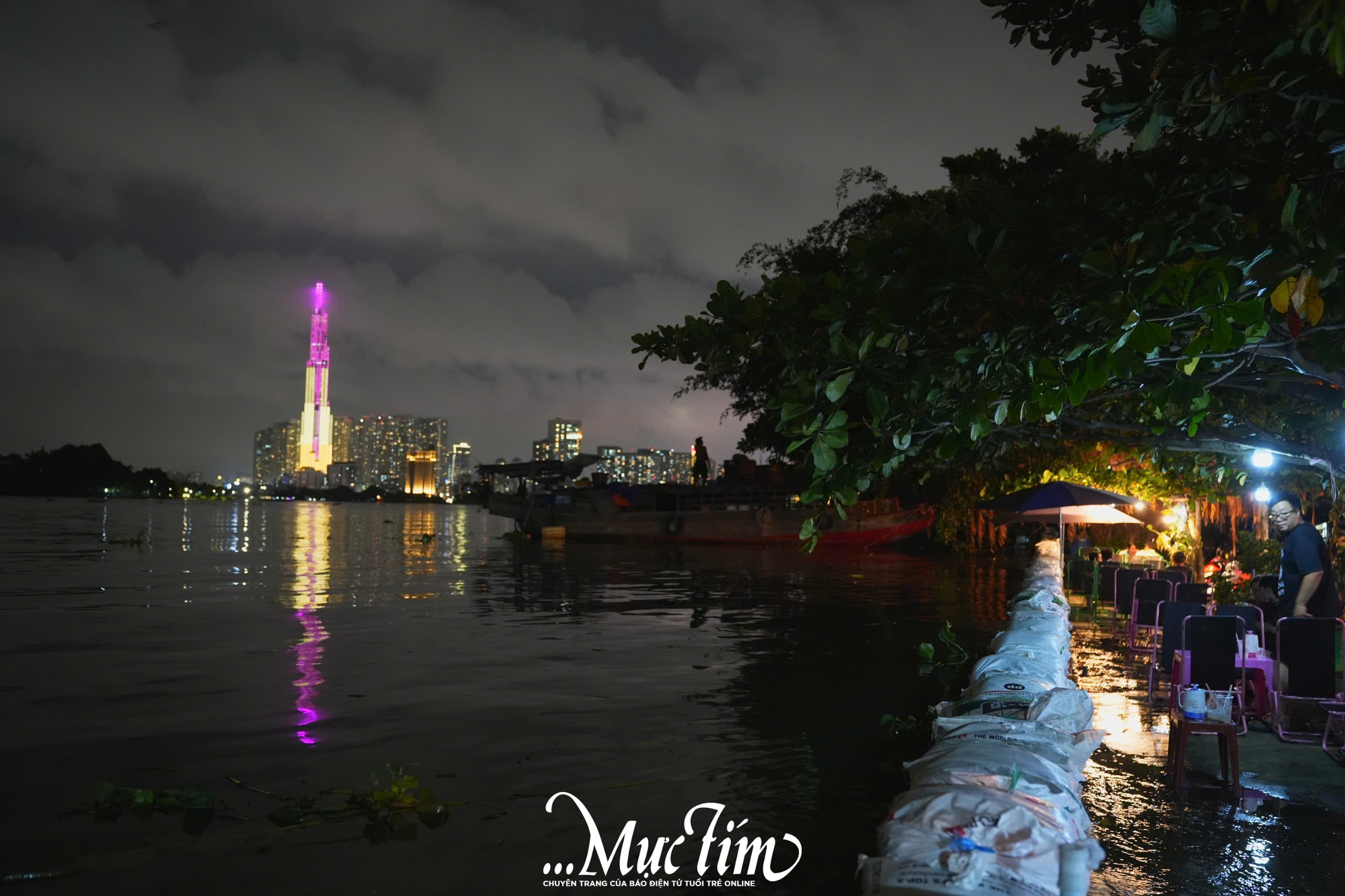 Chiều tối 6-11, nhiều khu vực ở TP.HCM ngập nặng do triều cường - Ảnh 9. Chiều tối 6-11, nhiều khu vực ở TP.HCM ngập nặng do triều cường - Ảnh 9.