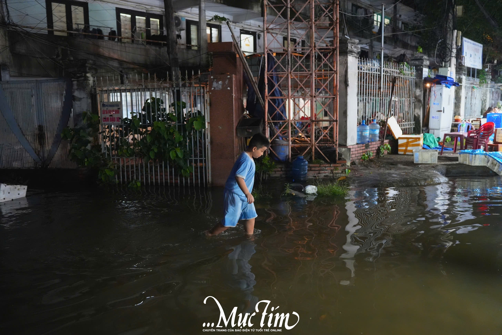Chiều tối 6-11, nhiều khu vực ở TP.HCM ngập nặng do triều cường - Ảnh 10. Chiều tối 6-11, nhiều khu vực ở TP.HCM ngập nặng do triều cường - Ảnh 10.