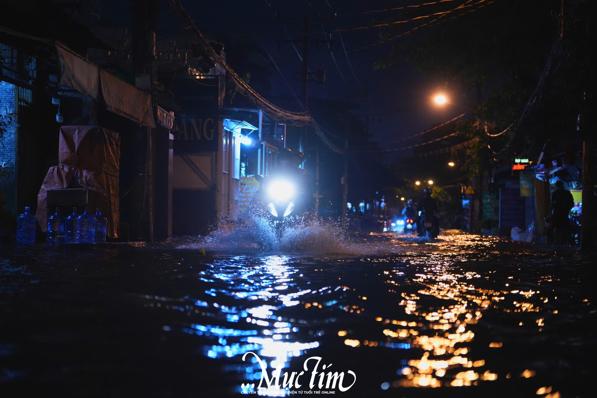 Chiều tối 6-11, nhiều khu vực ở TP.HCM ngập nặng do triều cường - Ảnh 11. Chiều tối 6-11, nhiều khu vực ở TP.HCM ngập nặng do triều cường - Ảnh 11.