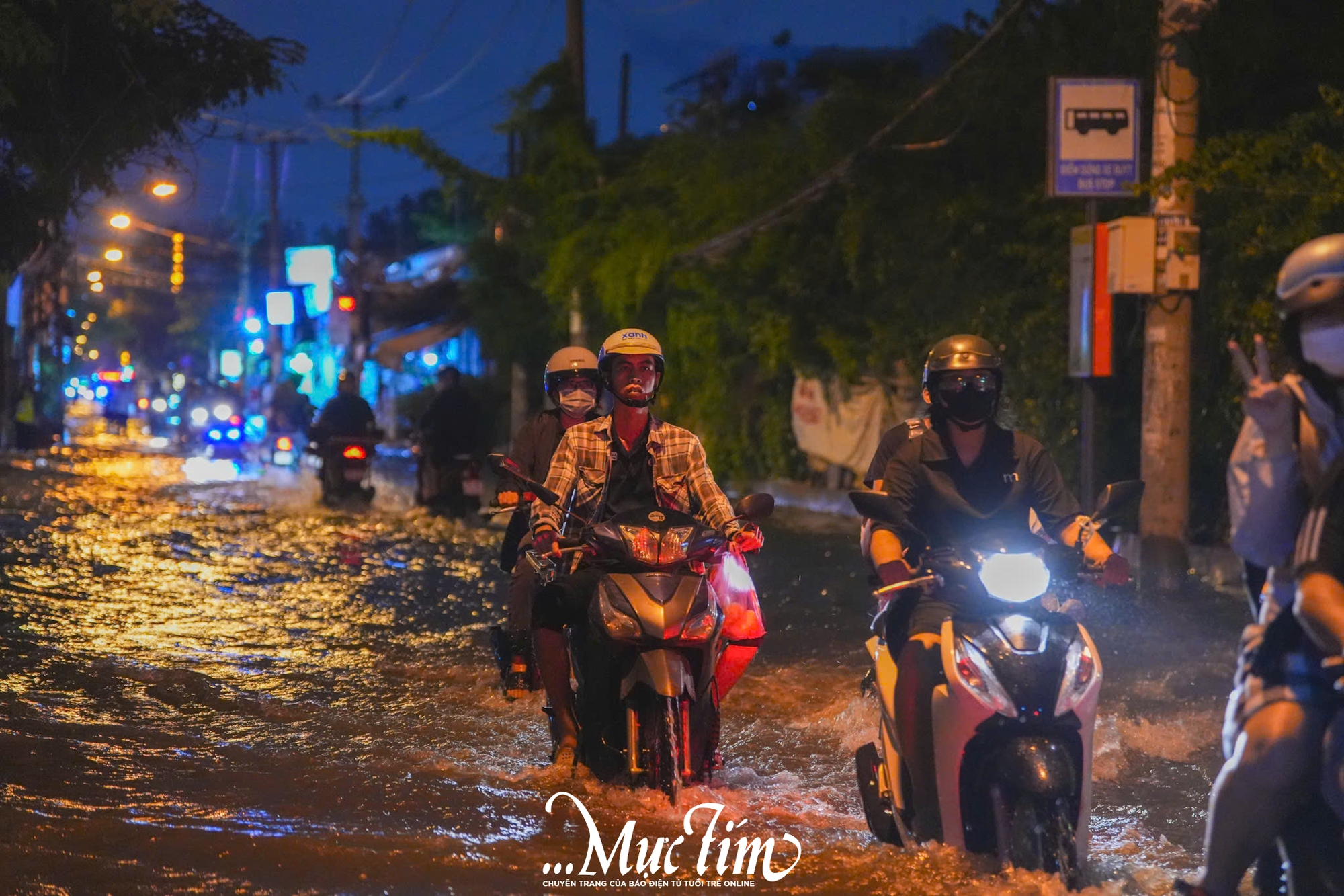 Chiều tối 6-11, nhiều khu vực ở TP.HCM ngập nặng do triều cường - Ảnh 12. Chiều tối 6-11, nhiều khu vực ở TP.HCM ngập nặng do triều cường - Ảnh 12.
