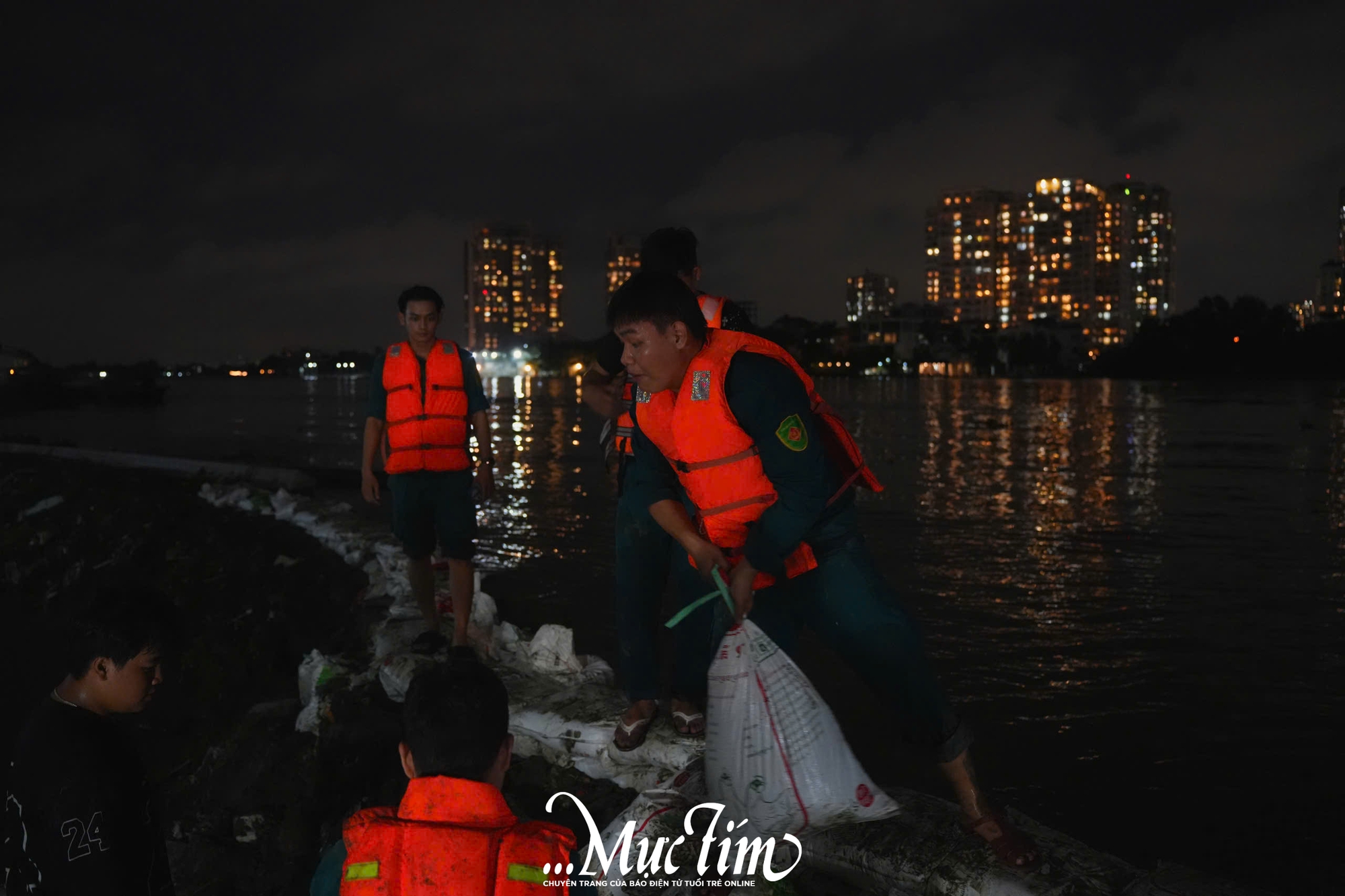 Chiều tối 6-11, nhiều khu vực ở TP.HCM ngập nặng do triều cường - Ảnh 16. Chiều tối 6-11, nhiều khu vực ở TP.HCM ngập nặng do triều cường - Ảnh 16.