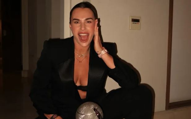 Nữ tay vợt số 1 thế giới Sabalenka gây sốt khi bơi cùng đàn cá mập - Ảnh 1.