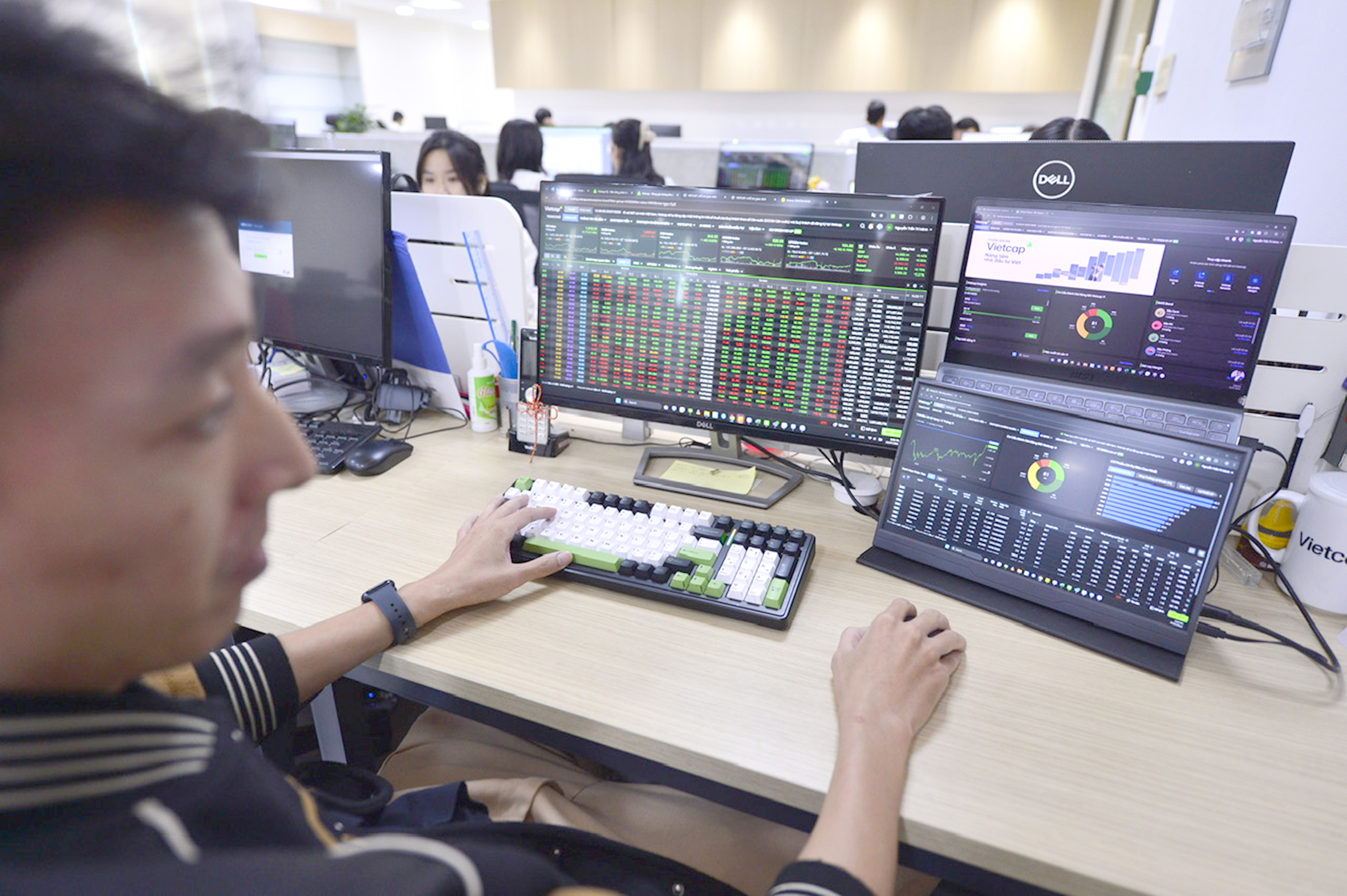 Chứng khoán khó 'về đích' 100% GDP? - Ảnh 1. Chứng khoán khó 'về đích' 100% GDP? - Ảnh 1.