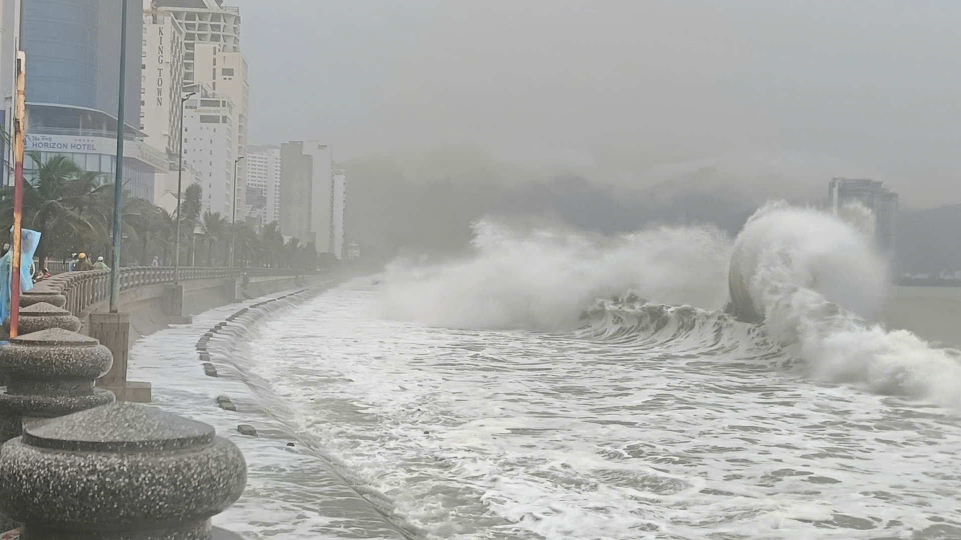 Thời tiết hôm nay 12-11: Bão Phượng Hoàng ra khỏi Biển Đông, đất liền nắng ráo - Ảnh 1.