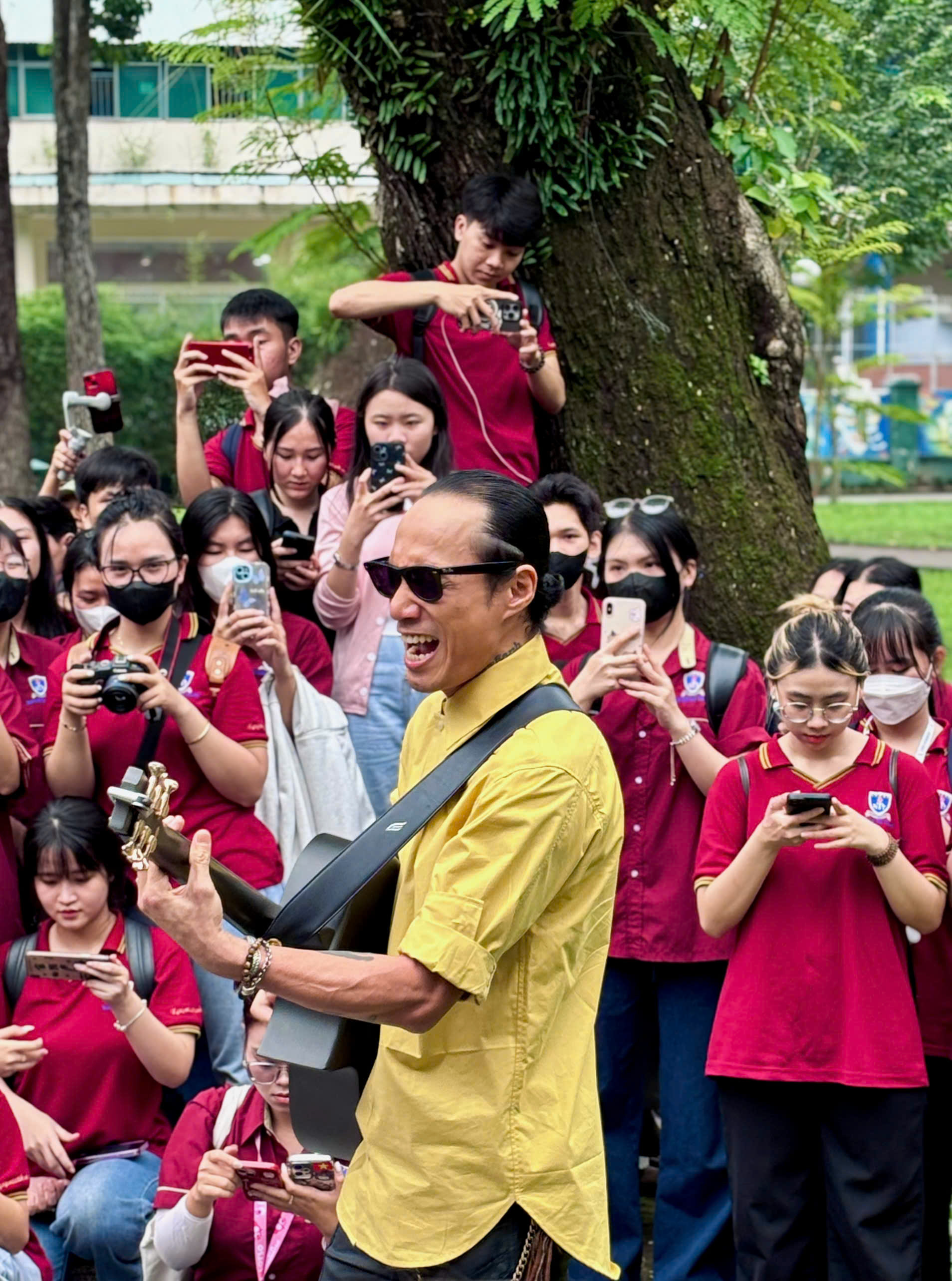 Tiết học ngoài trời sôi động của sinh viên Trường ĐH Nguyễn Tất Thành và ca sĩ Phạm Anh Khoa - Ảnh 4.