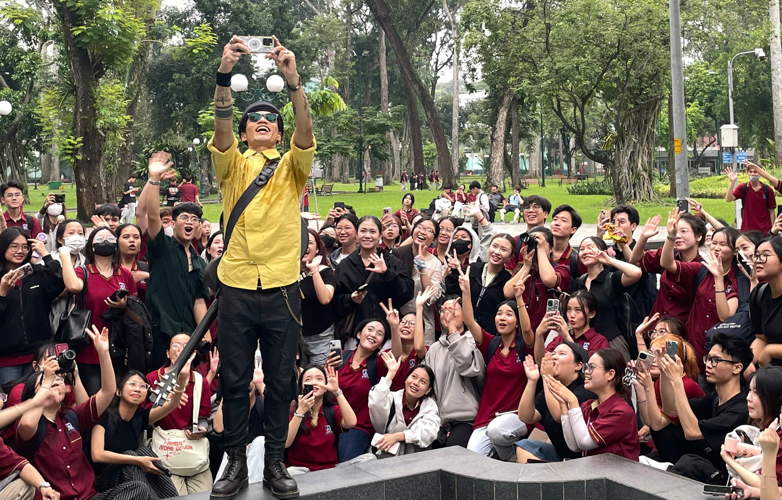 Tiết học ngoài trời sôi động của sinh viên Trường ĐH Nguyễn Tất Thành và ca sĩ Phạm Anh Khoa - Ảnh 5.