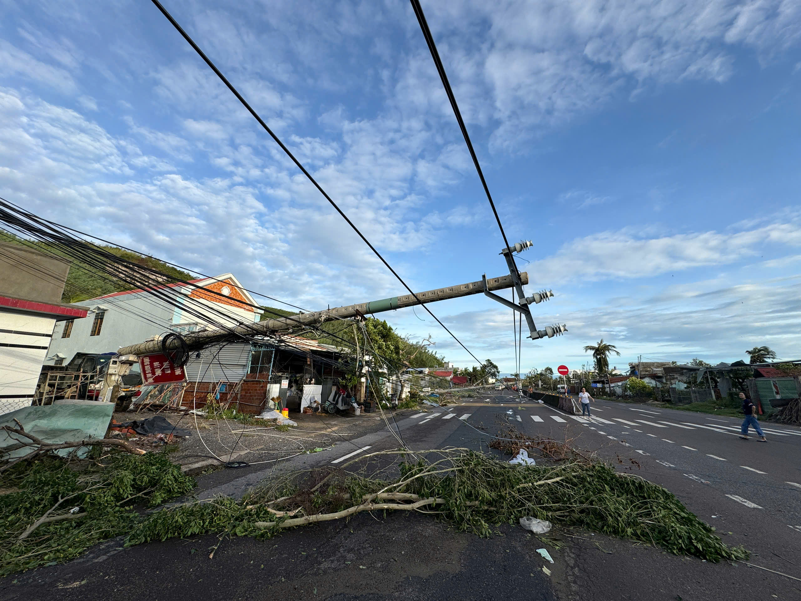 Cố gượng dậy sau thiệt hại nặng nề do bão Kalmaegi- Ảnh 6. Cố gượng dậy sau thiệt hại nặng nề do bão Kalmaegi- Ảnh 6.