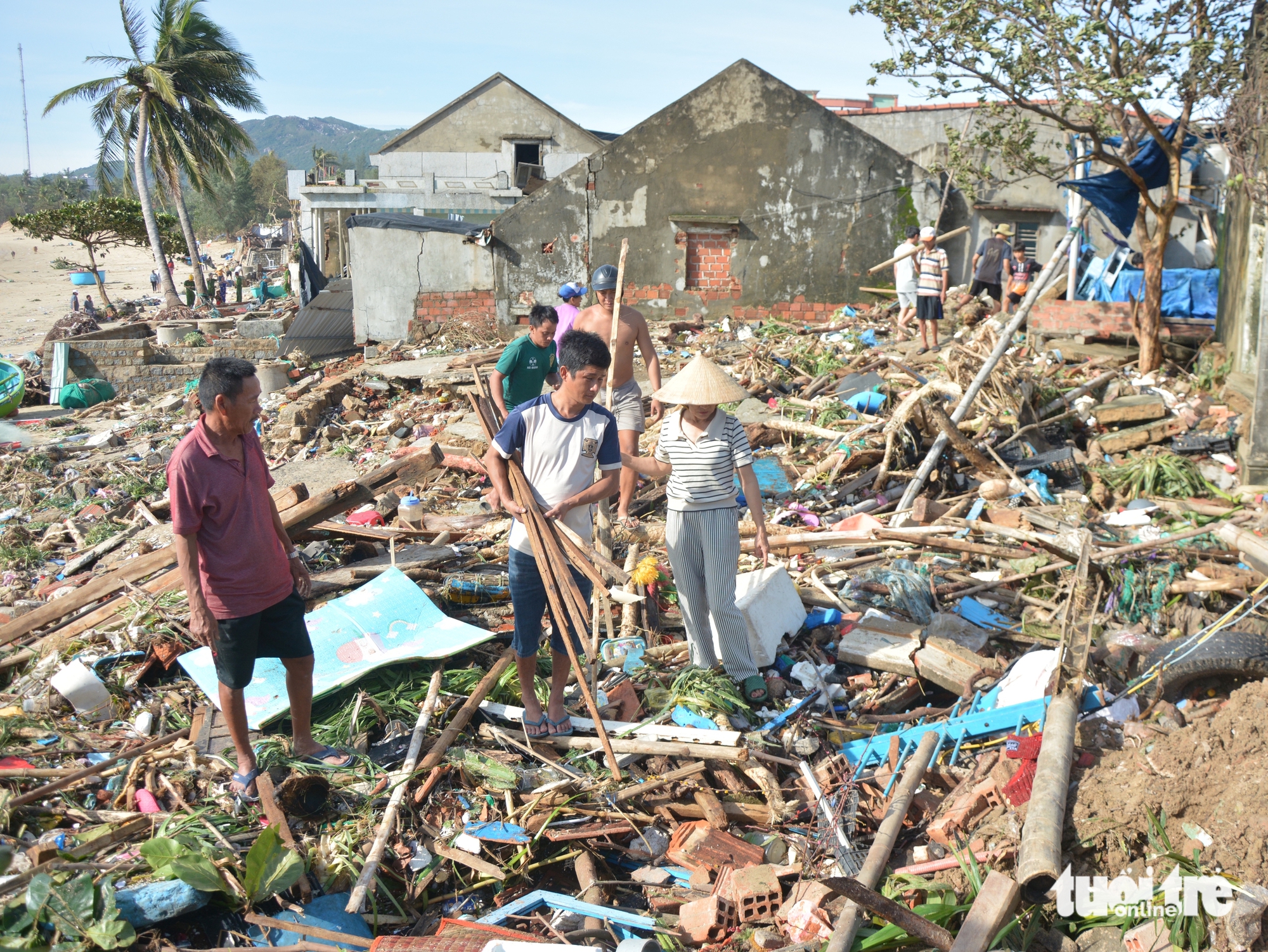 Storm Kalmaegi wipes out Vietnamese fishing village- Ảnh 2.