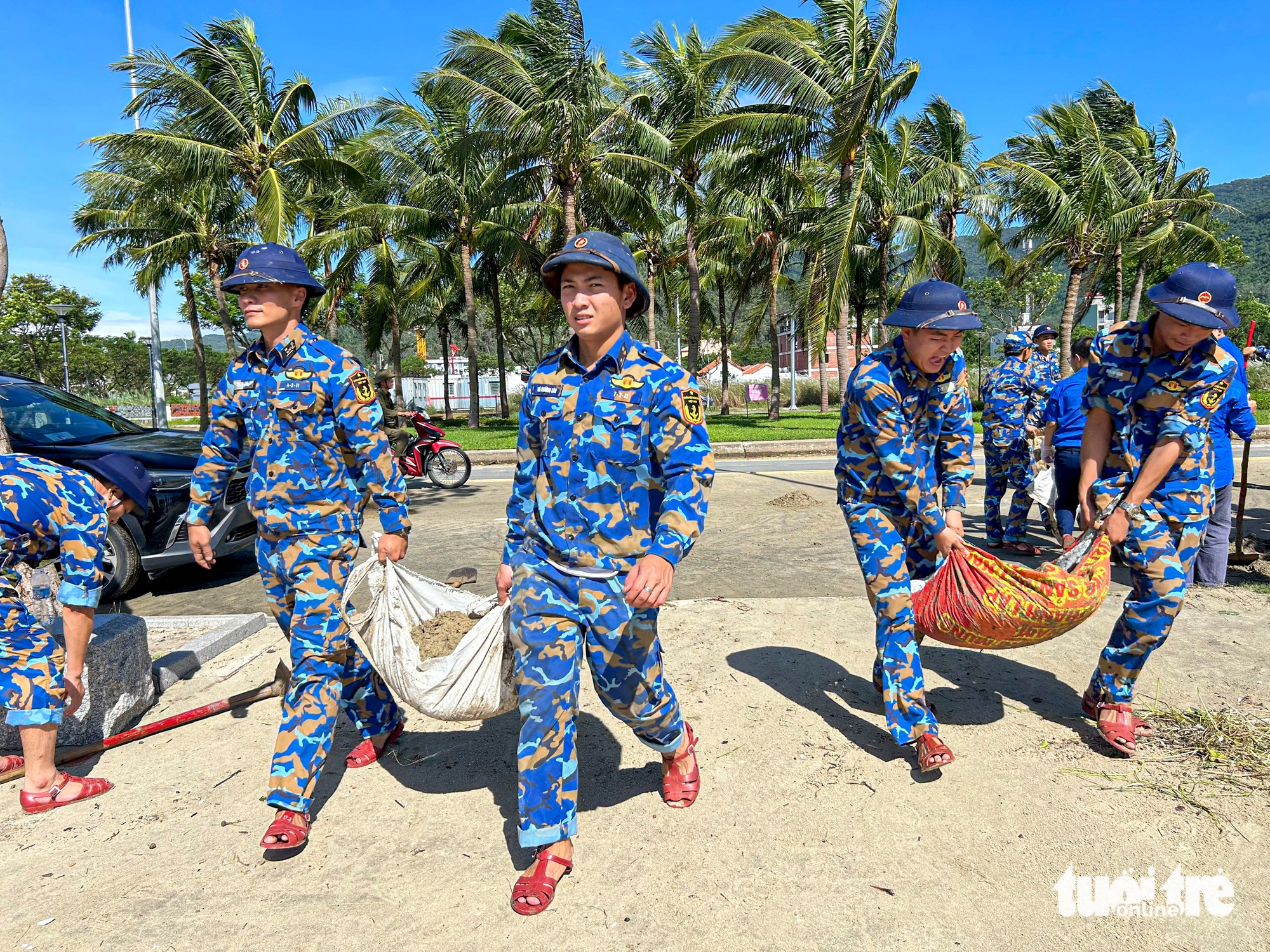 Đà Nẵng: Khẩn trương dọn rác ngổn ngang đường phố sau bão số 13 - Ảnh 5.