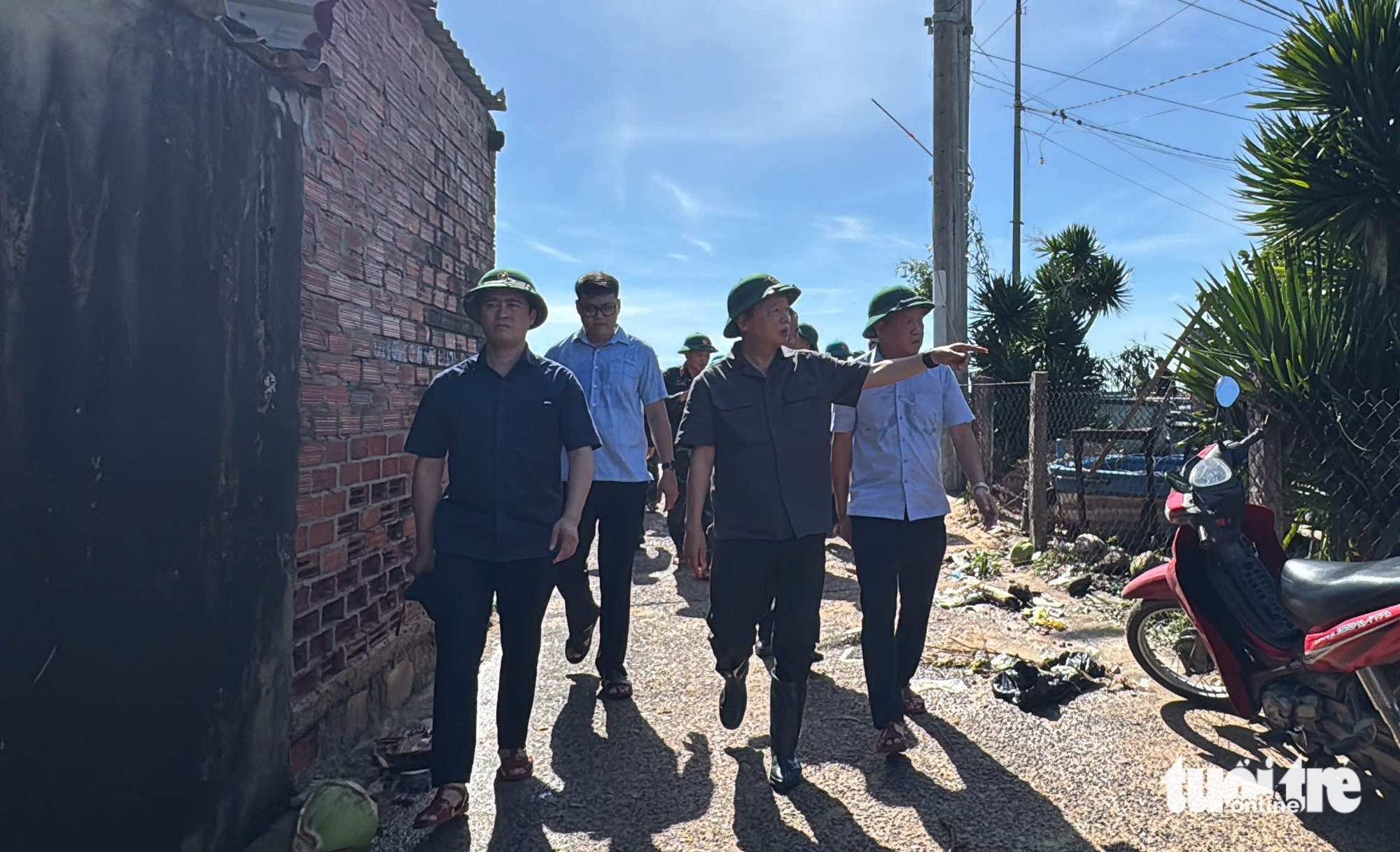 Cố gượng dậy sau thiệt hại nặng nề do bão Kalmaegi- Ảnh 1. bão số 13 - Ảnh 1.