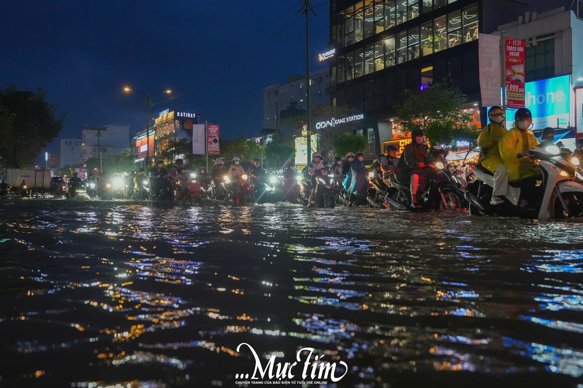 Triều cường đạt đỉnh, tuổi trẻ TP.HCM ra quân hỗ trợ người dân- Ảnh 1.