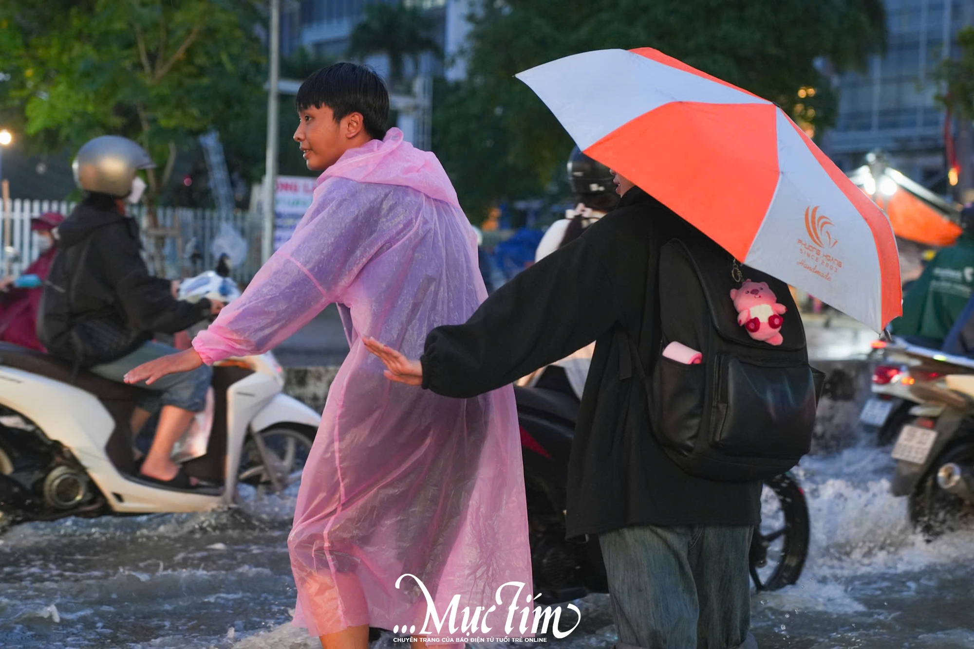 Triều cường đạt đỉnh, tuổi trẻ TP.HCM ra quân hỗ trợ người dân- Ảnh 2.