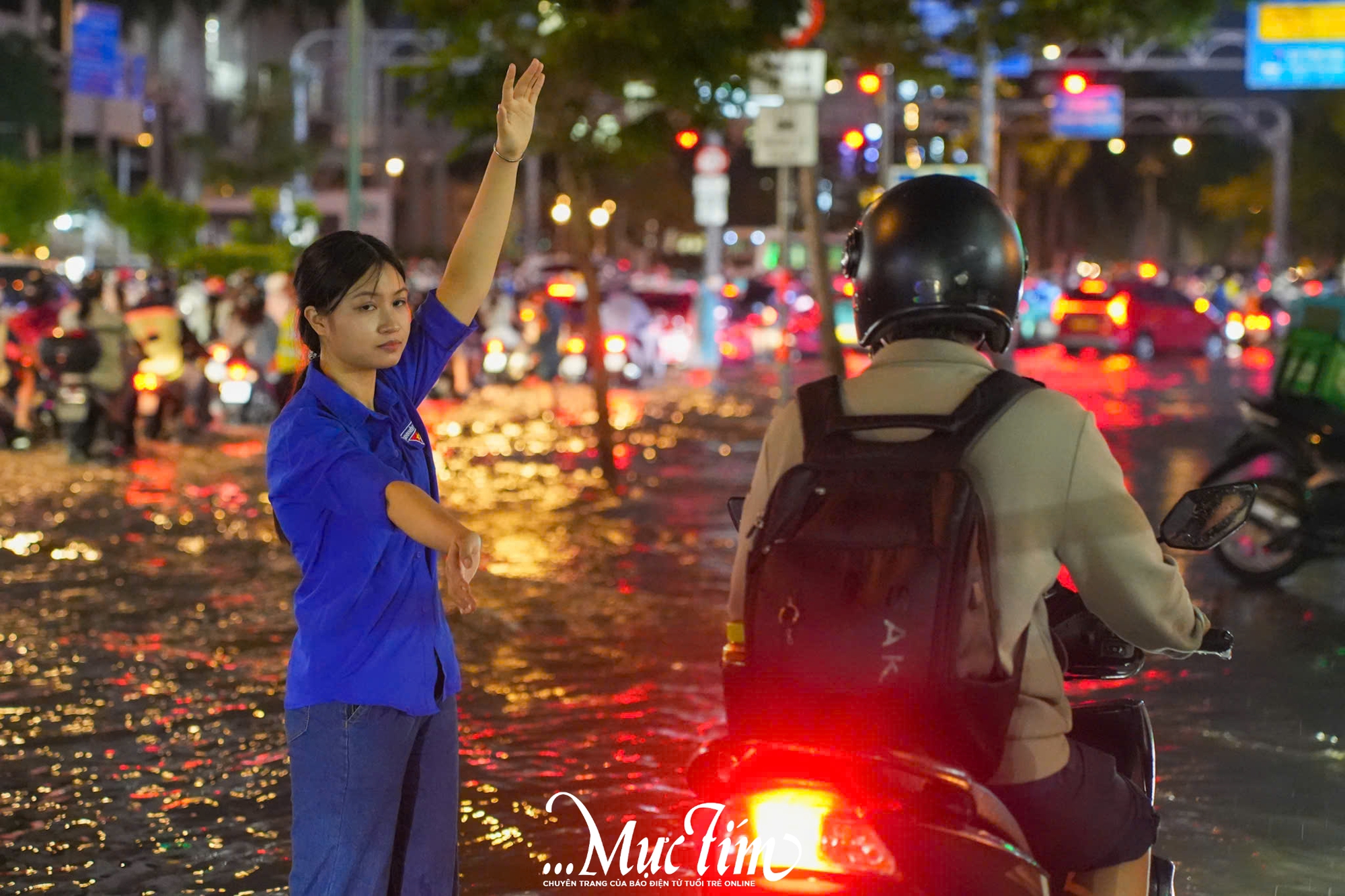 Triều cường đạt đỉnh, tuổi trẻ TP.HCM ra quân hỗ trợ người dân- Ảnh 3.