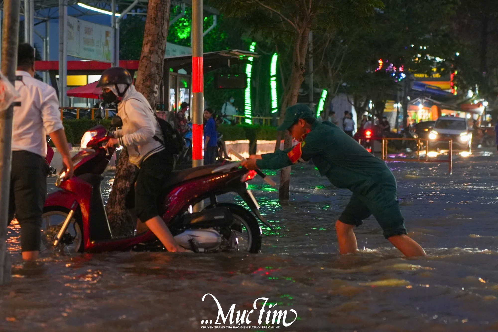 Triều cường đạt đỉnh, tuổi trẻ TP.HCM ra quân hỗ trợ người dân- Ảnh 8.