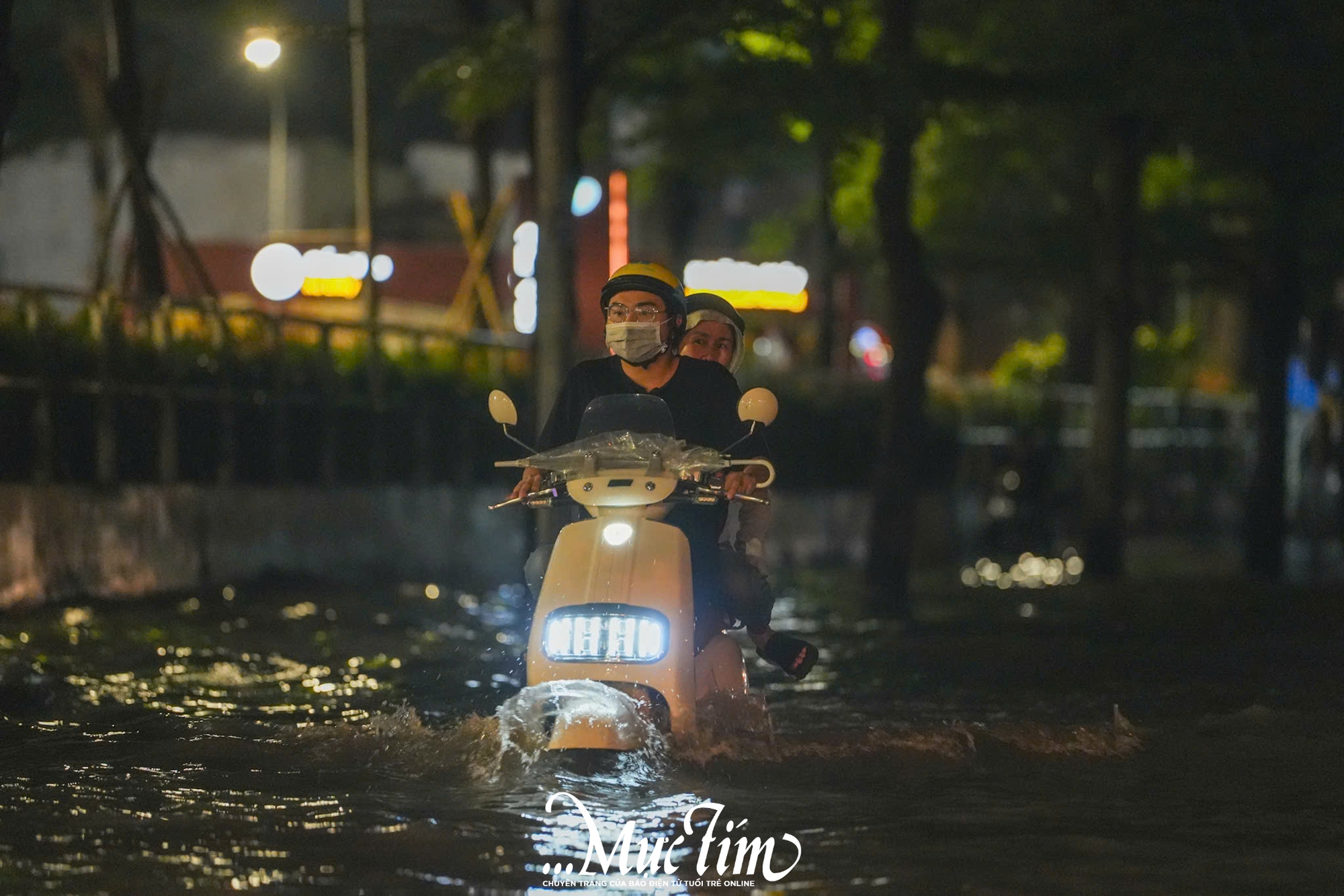 Triều cường đạt đỉnh, tuổi trẻ TP.HCM ra quân hỗ trợ người dân- Ảnh 11.