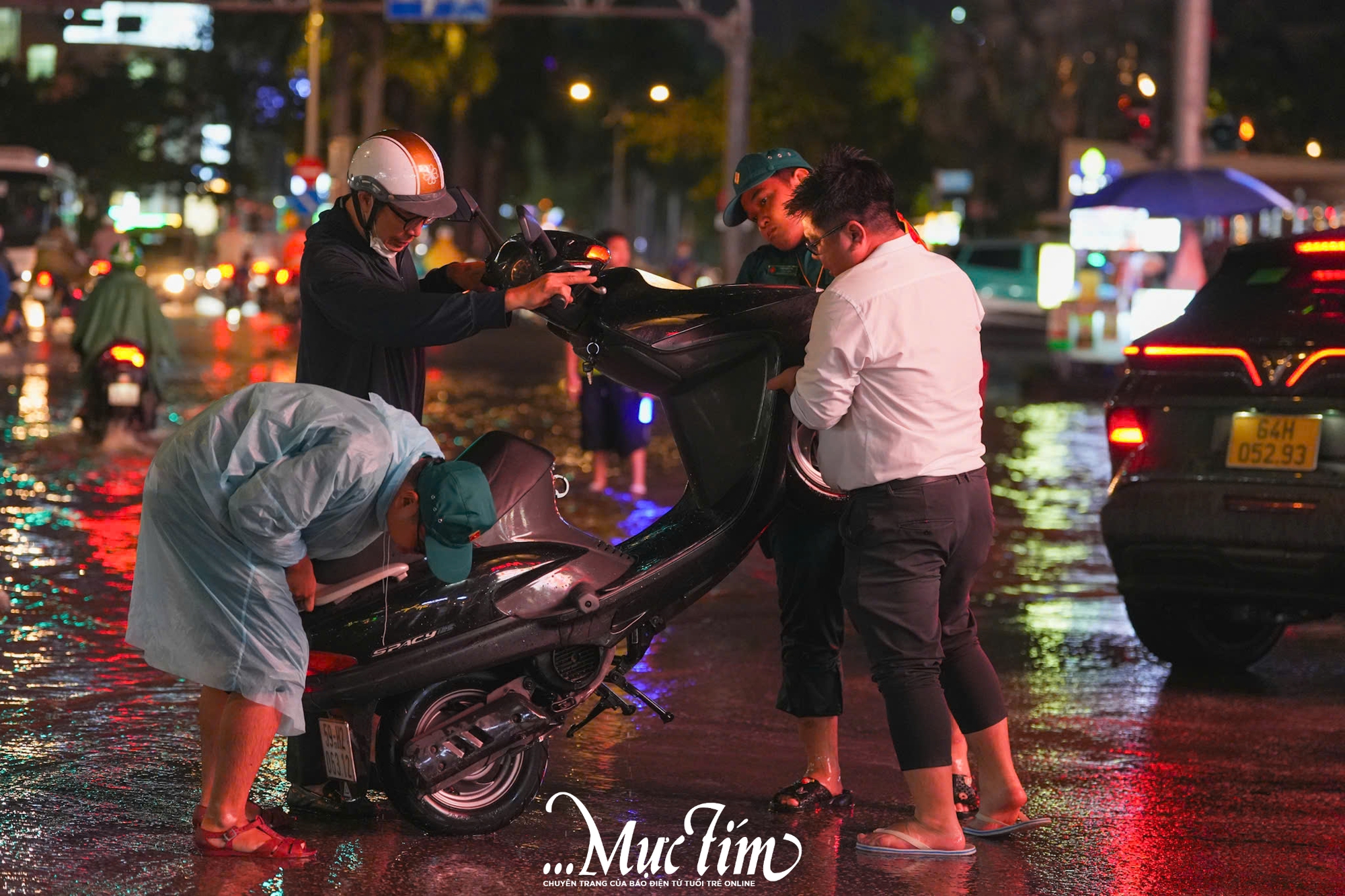 Triều cường đạt đỉnh, tuổi trẻ TP.HCM ra quân hỗ trợ người dân- Ảnh 12.